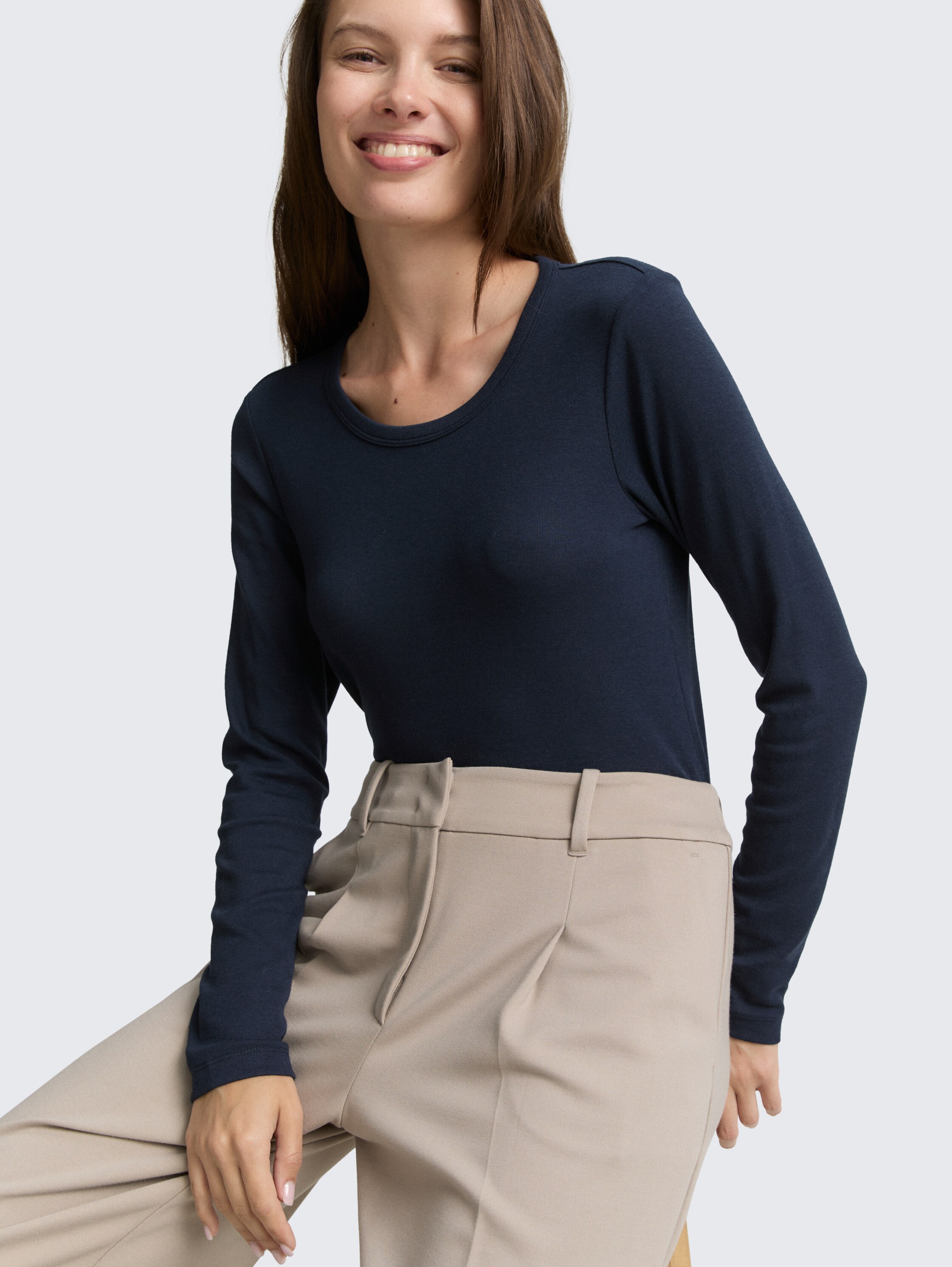 Basic Slim Fit Langarmshirt - Lunar Eclipse - Detail-Model-Ansicht