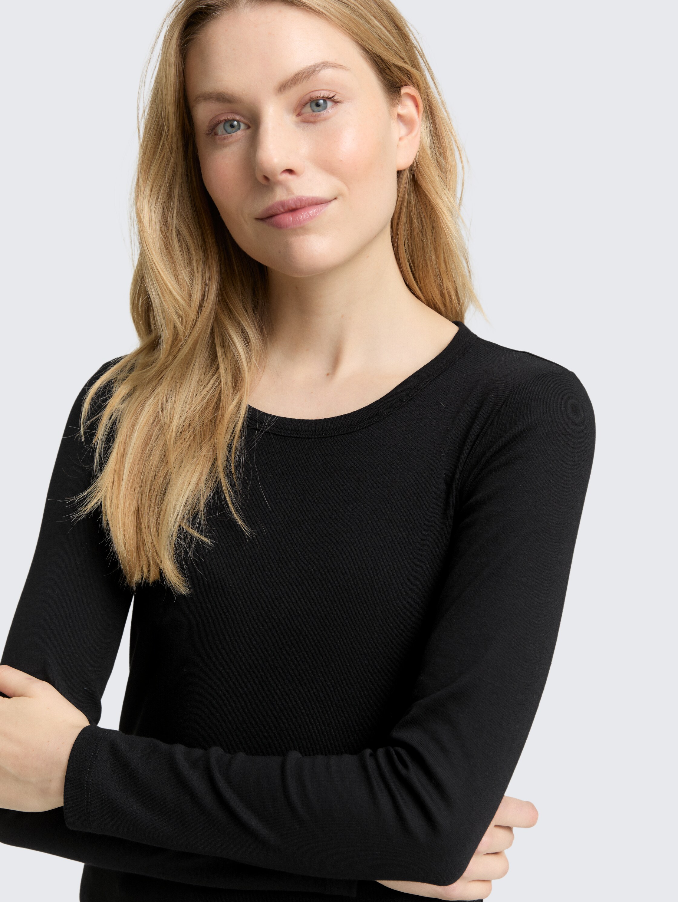 Basic Slim Fit Langarmshirt - deep black - Detail-Model-Ansicht