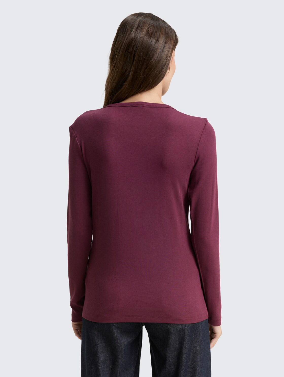 Basic Slim Fit Langarmshirt - bordeaux red - Auschnitt Model-Rückansicht