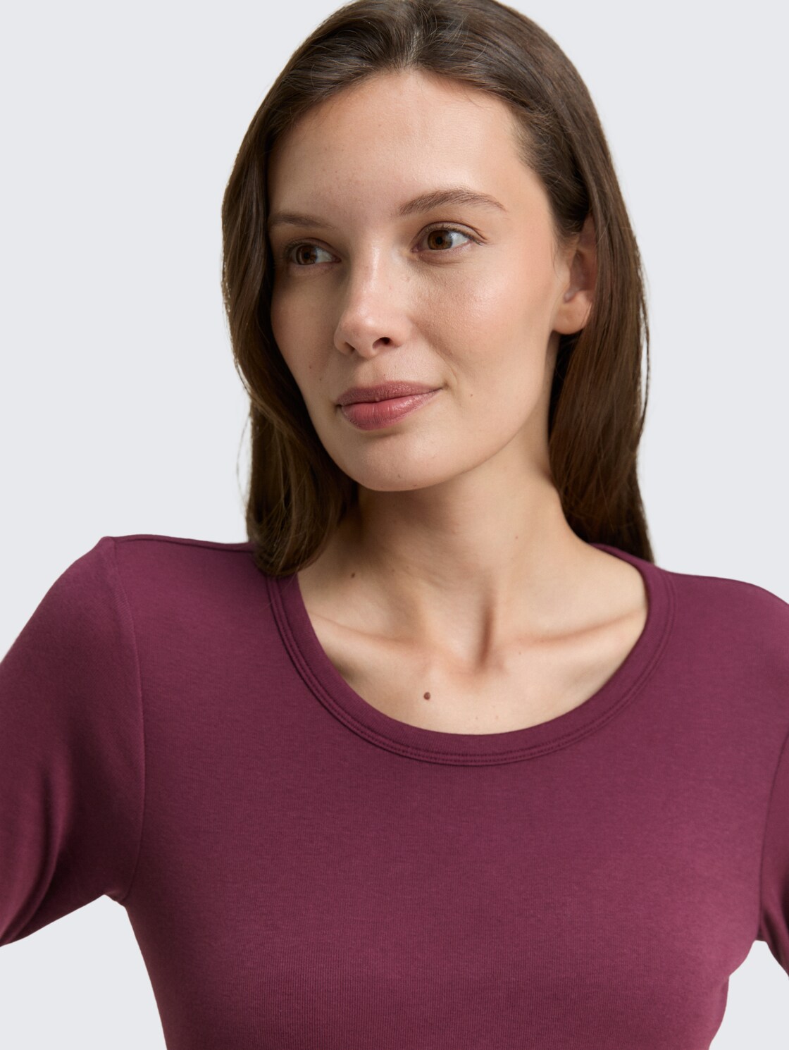 Basic Slim Fit Langarmshirt - bordeaux red - Detail-Model-Ansicht