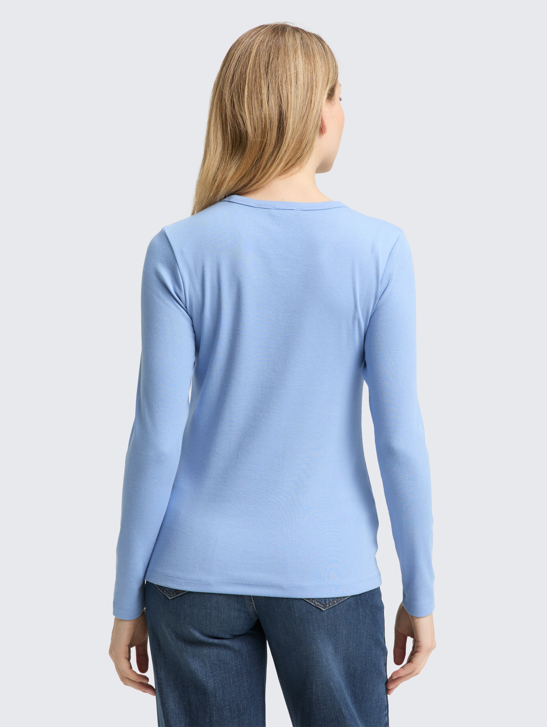 Basic Slim Fit Langarmshirt - light fjord blue - Auschnitt Model-Rückansicht