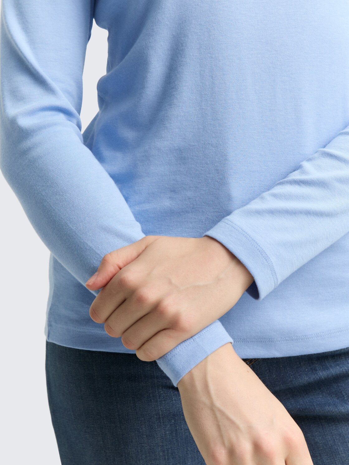 Basic Slim Fit Langarmshirt - light fjord blue - Detail-Model-Ansicht