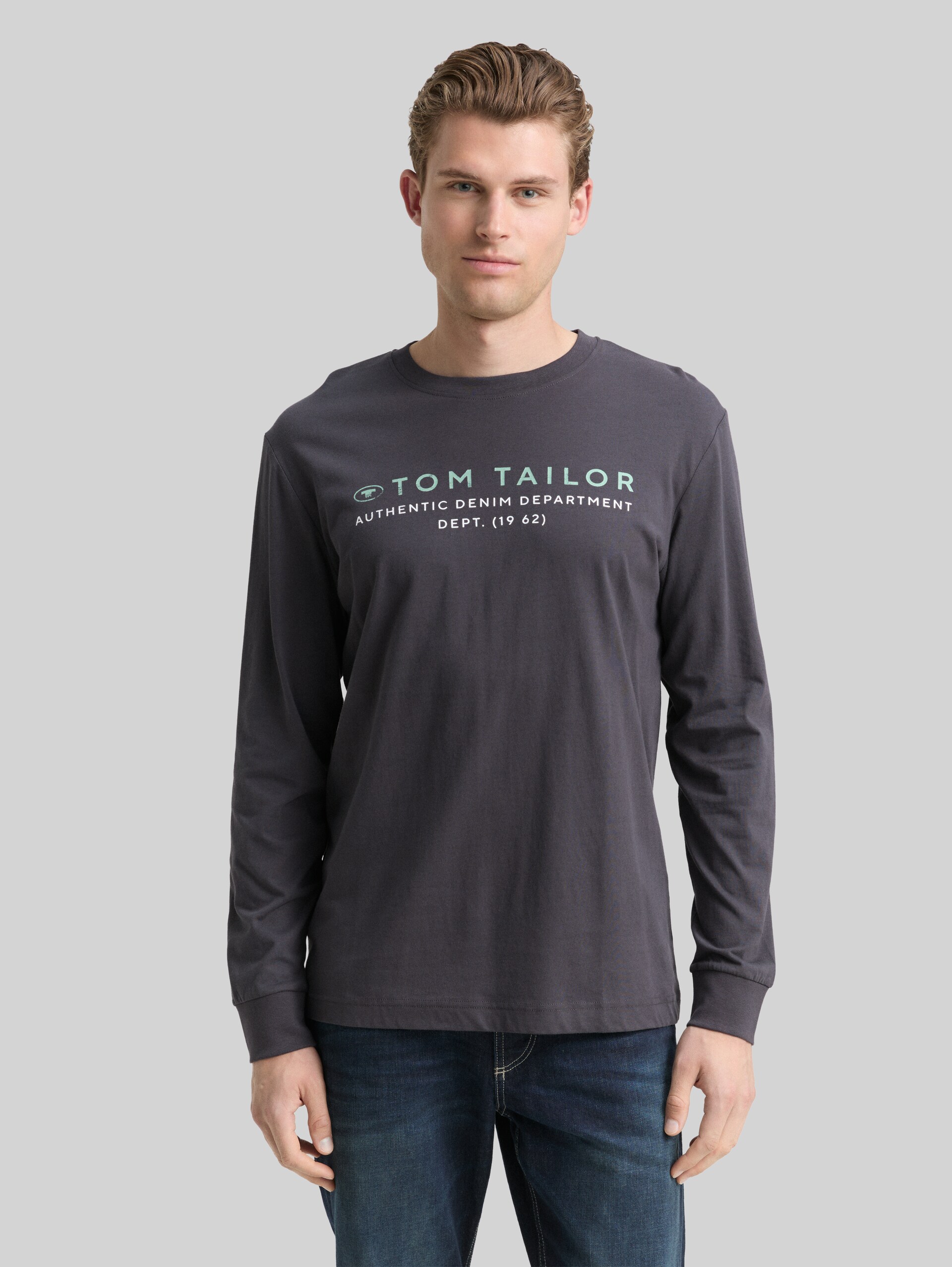 Long-sleeved shirt with logo print - Tarmac Grey - Neckline model front view