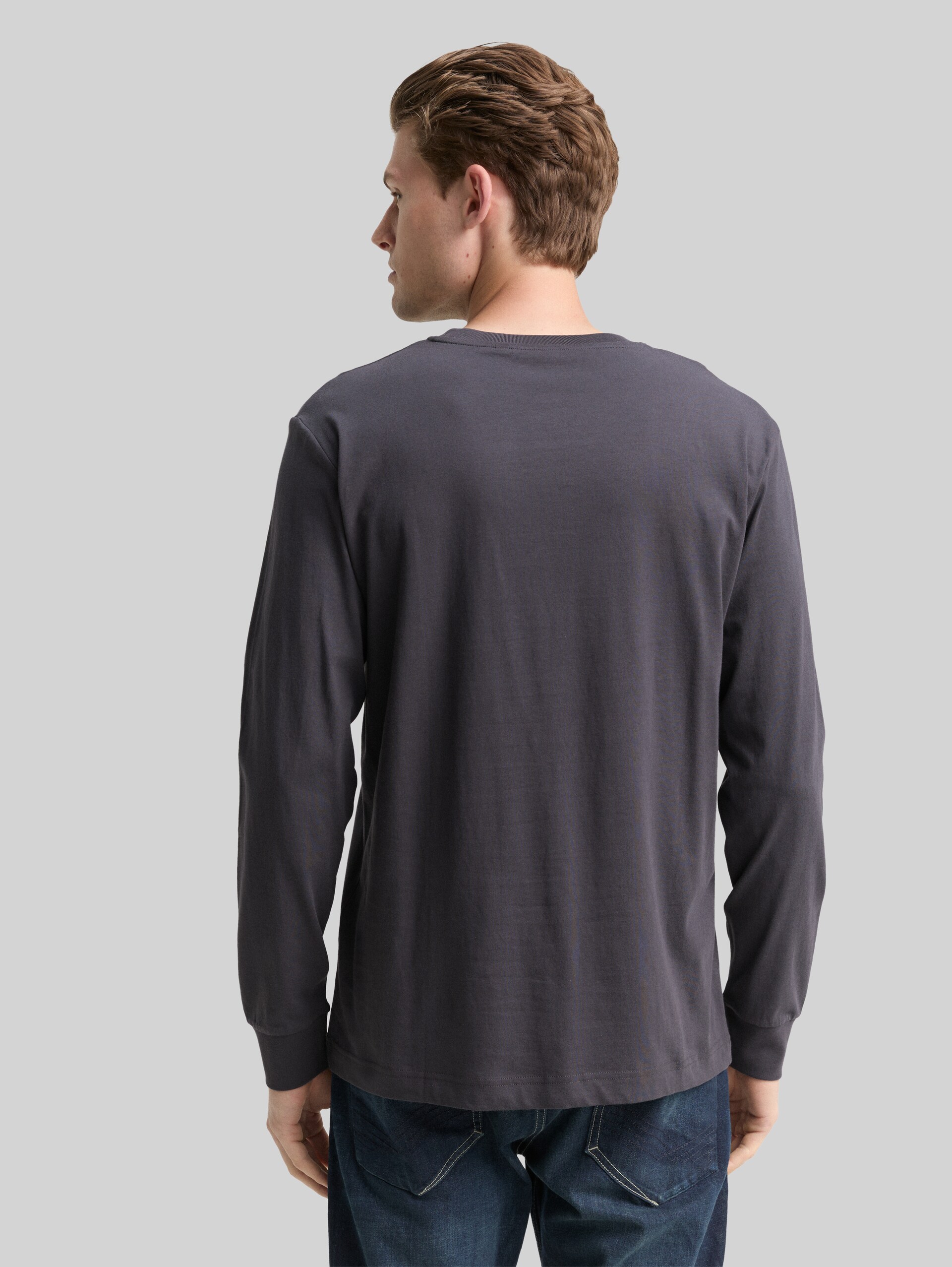Long-sleeved shirt with logo print - Tarmac Grey - Neckline model-back view