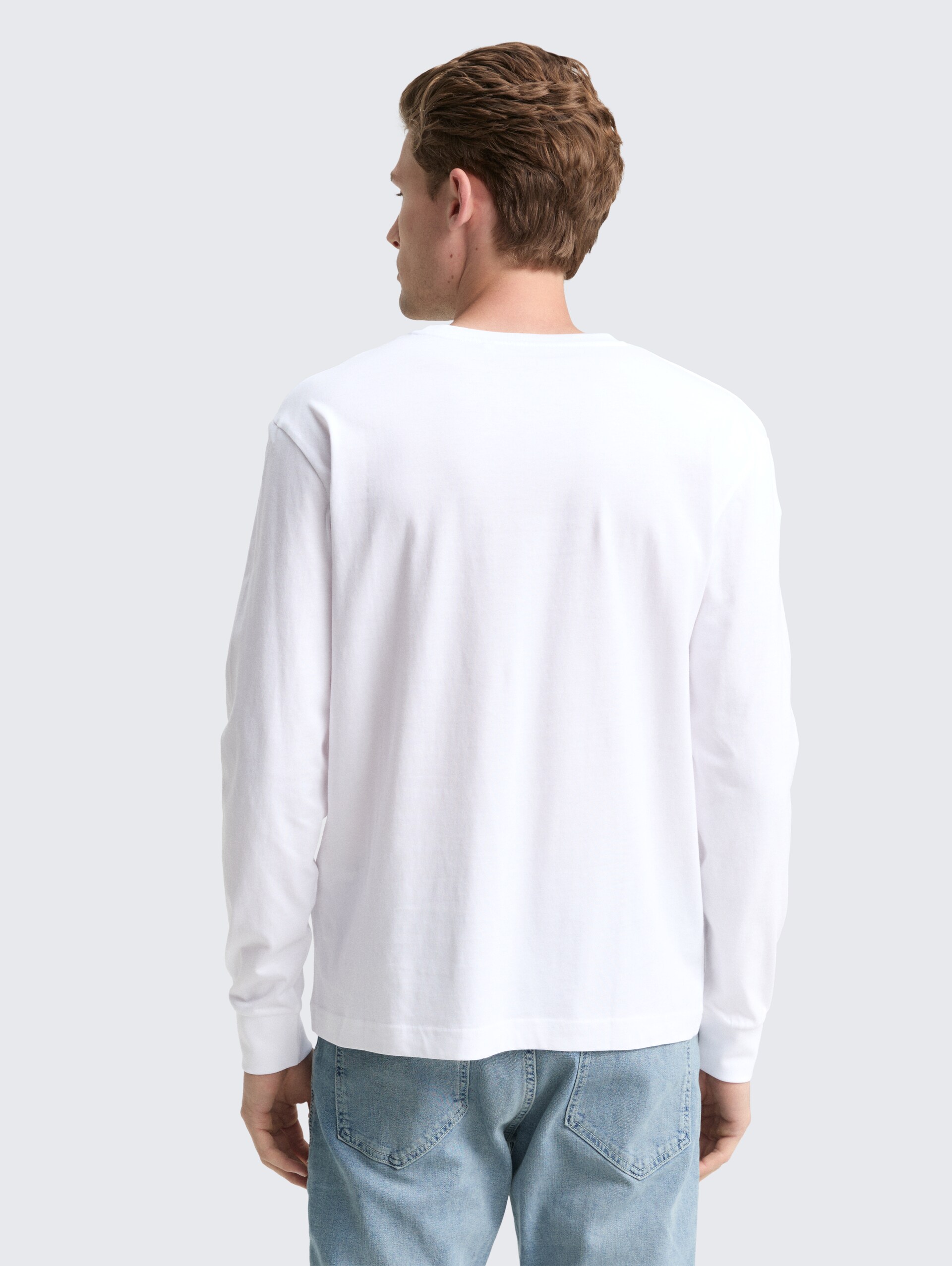 Langarmshirt mit Logo-Print - White - Auschnitt Model-Rückansicht