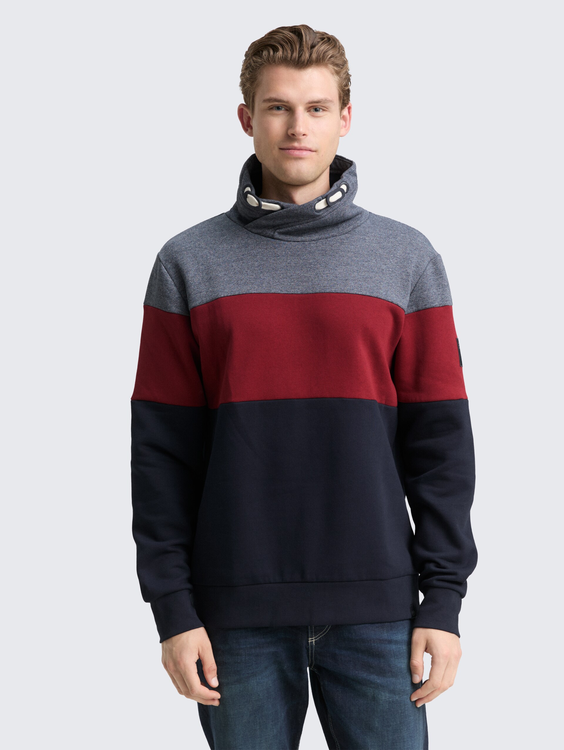 Snood Sweatshirt mit Colour Blocking - Cabarnet Bordeaux Red - Ausschnitt Model-Vorderansicht