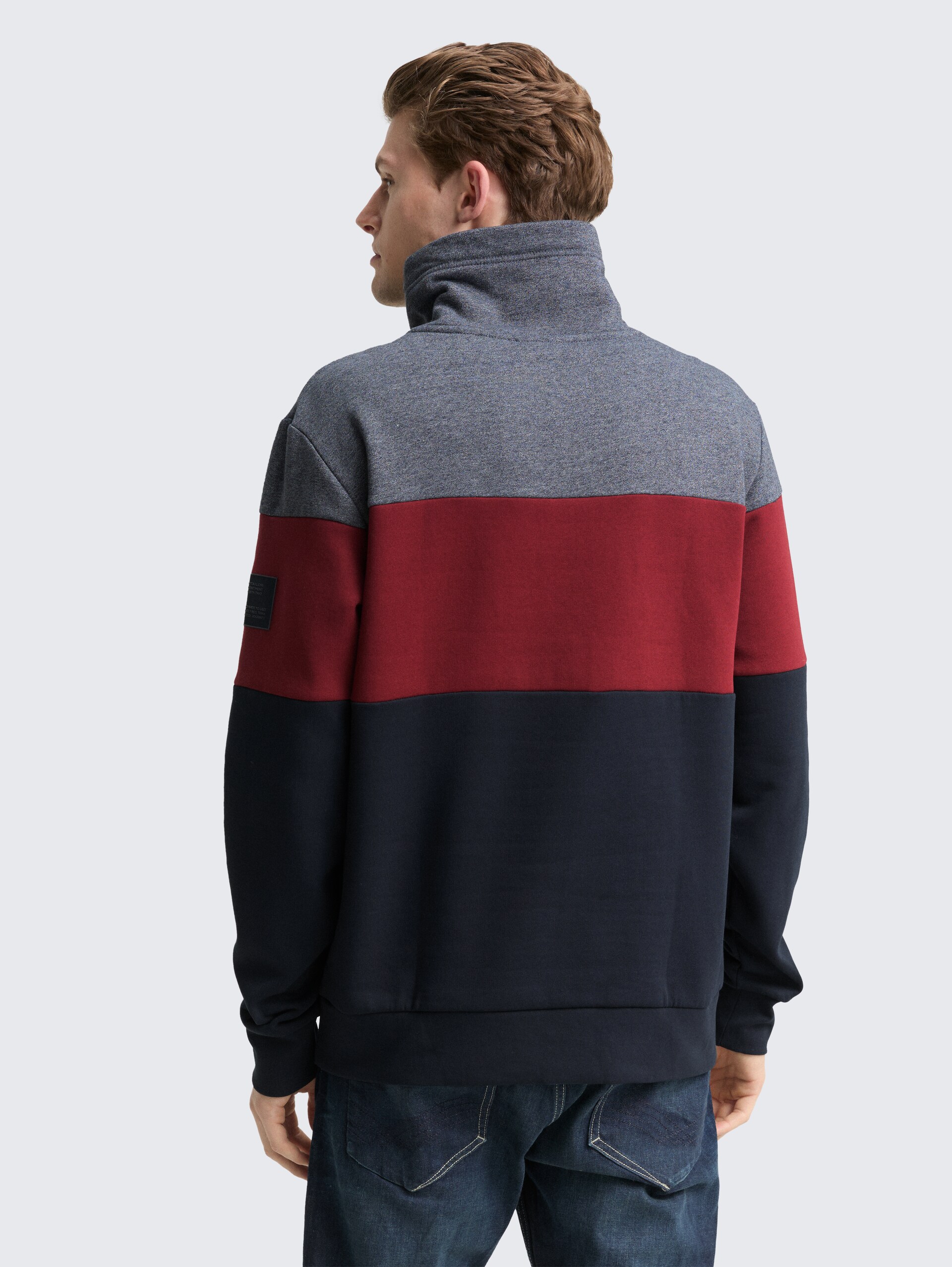 Snood Sweatshirt mit Colour Blocking - Cabarnet Bordeaux Red - Auschnitt Model-Rückansicht