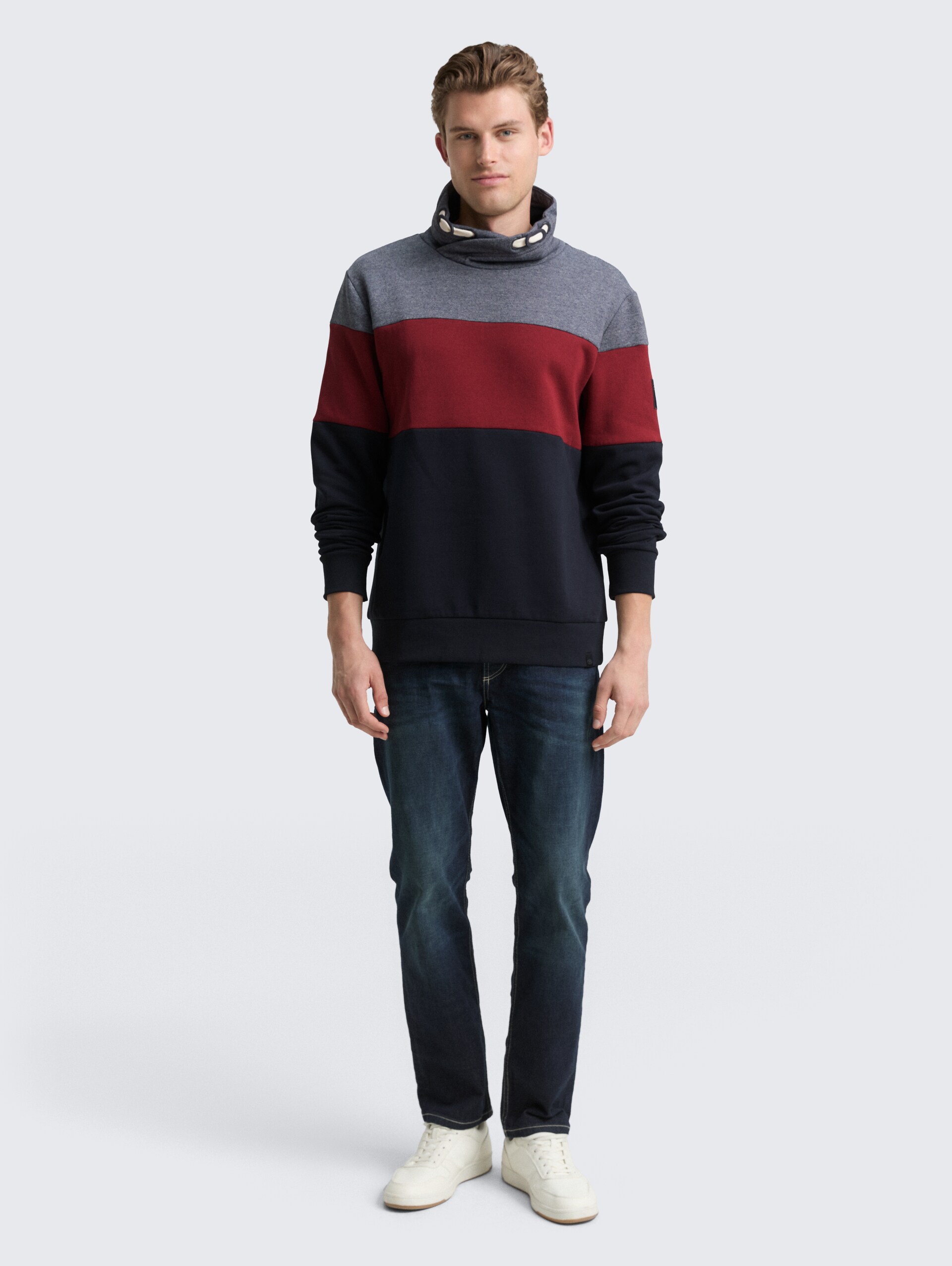 Snood Sweatshirt mit Colour Blocking - Cabarnet Bordeaux Red - Model-Vorderansicht