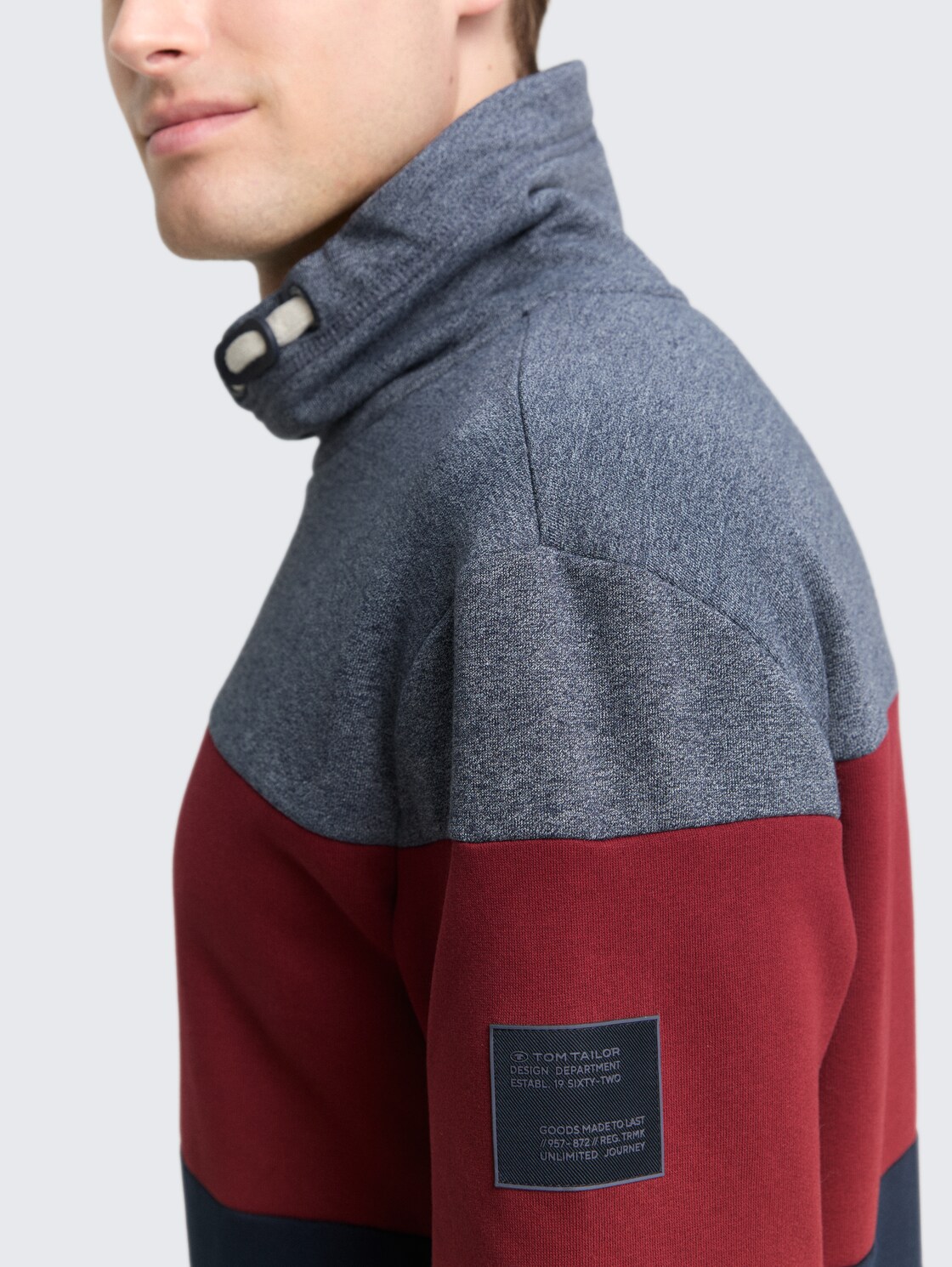 Snood Sweatshirt mit Colour Blocking - Cabarnet Bordeaux Red - Detail-Model-Ansicht