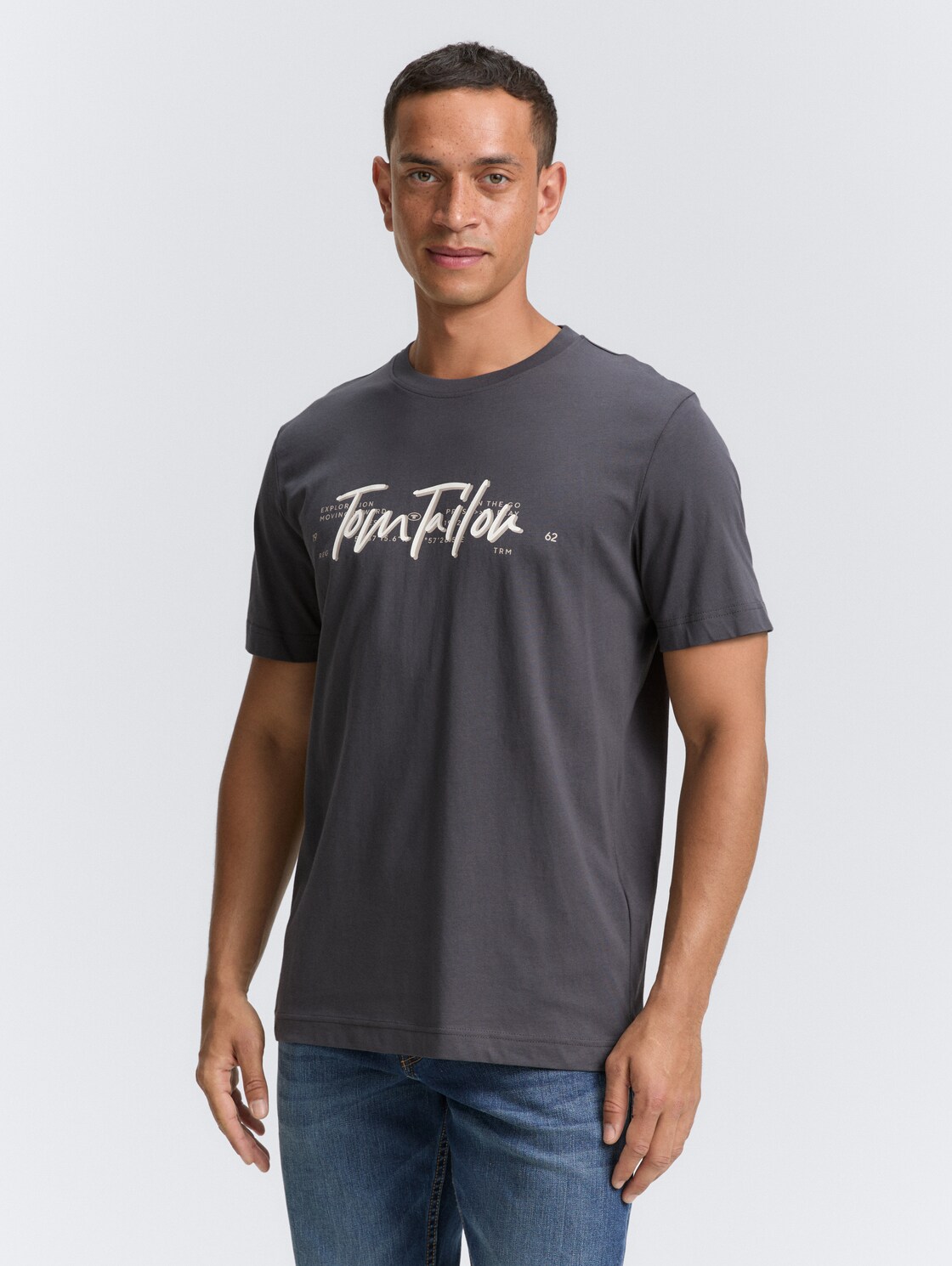 T-Shirt mit Logo-Print - Tarmac Grey - Ausschnitt Model-Vorderansicht