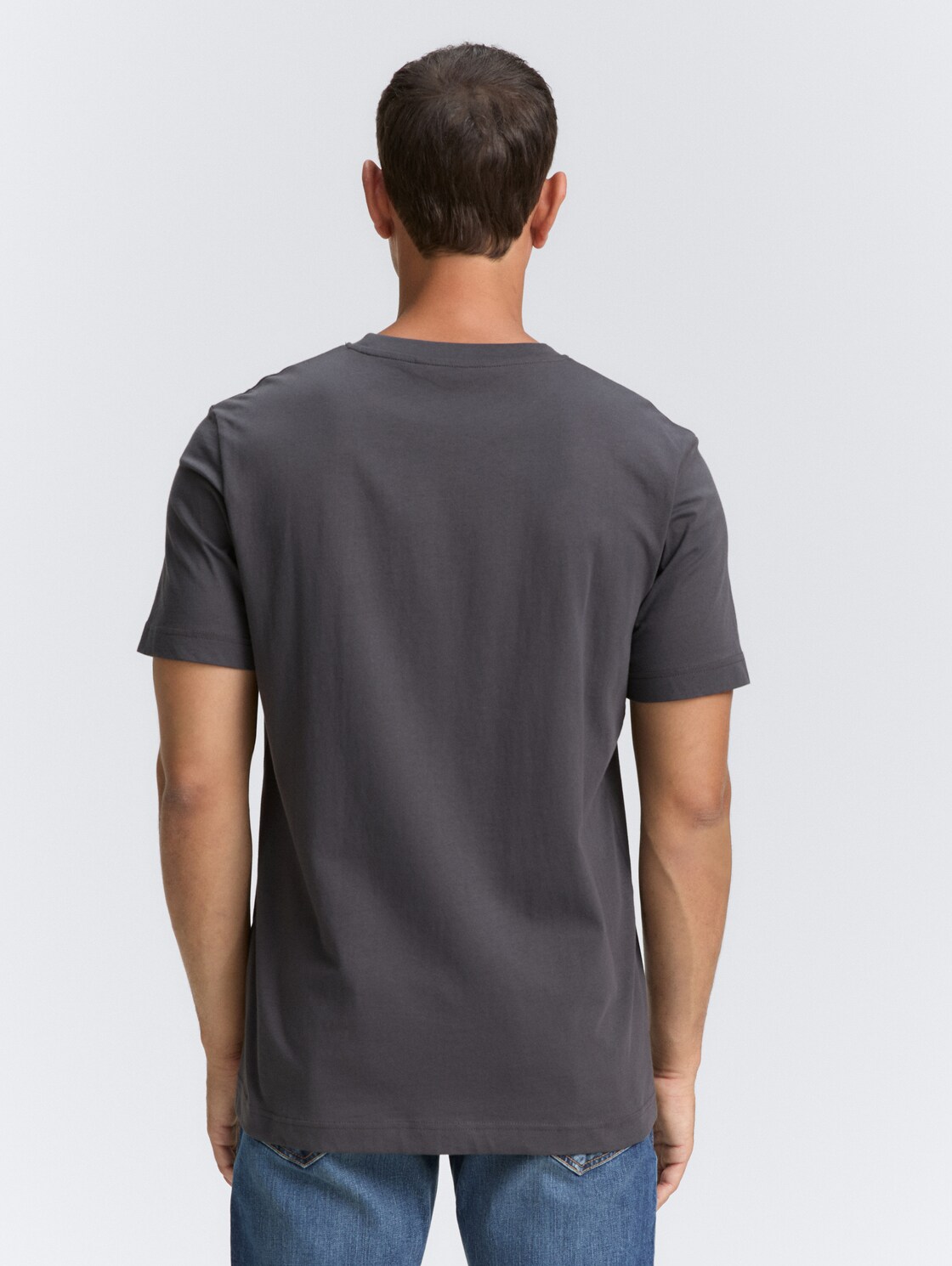 T-Shirt mit Logo-Print - Tarmac Grey - Auschnitt Model-Rückansicht