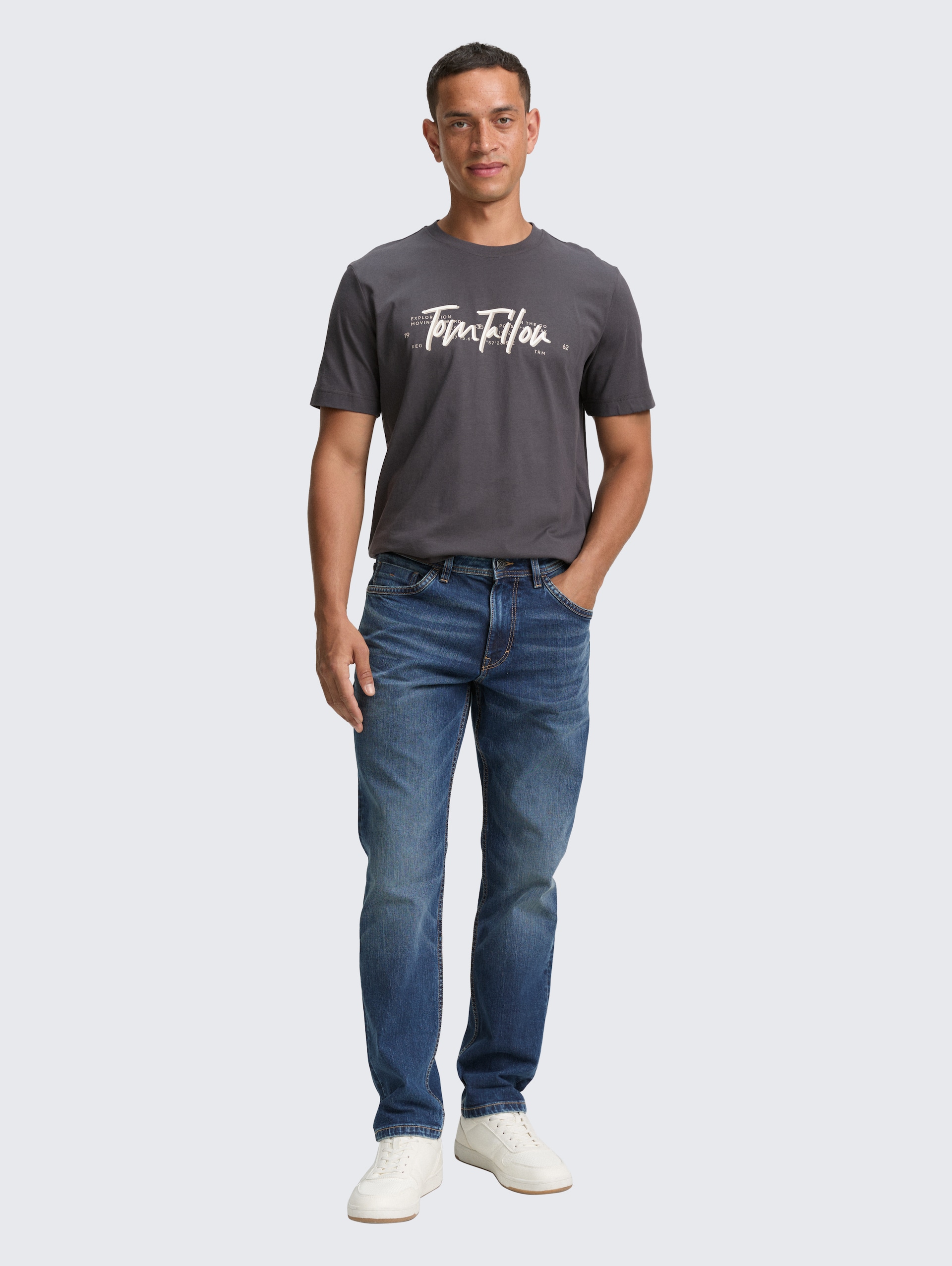 T-Shirt mit Logo-Print - Tarmac Grey - Model-Vorderansicht
