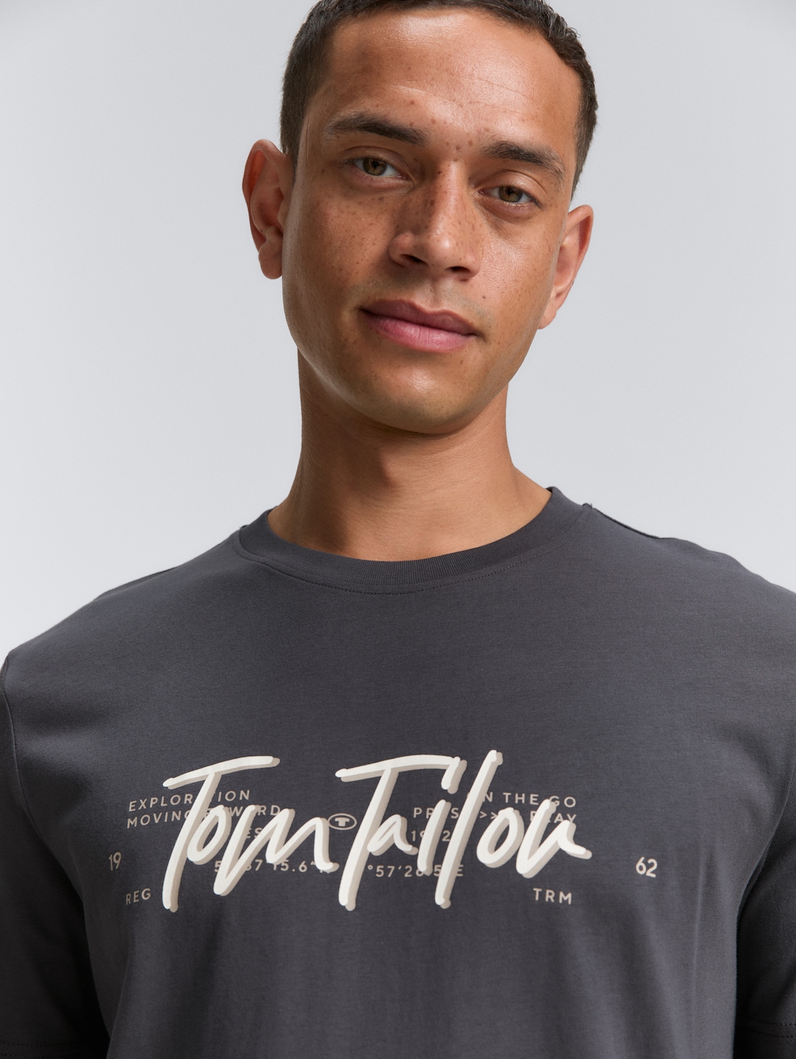 T-Shirt mit Logo-Print - Tarmac Grey - Detail-Model-Ansicht