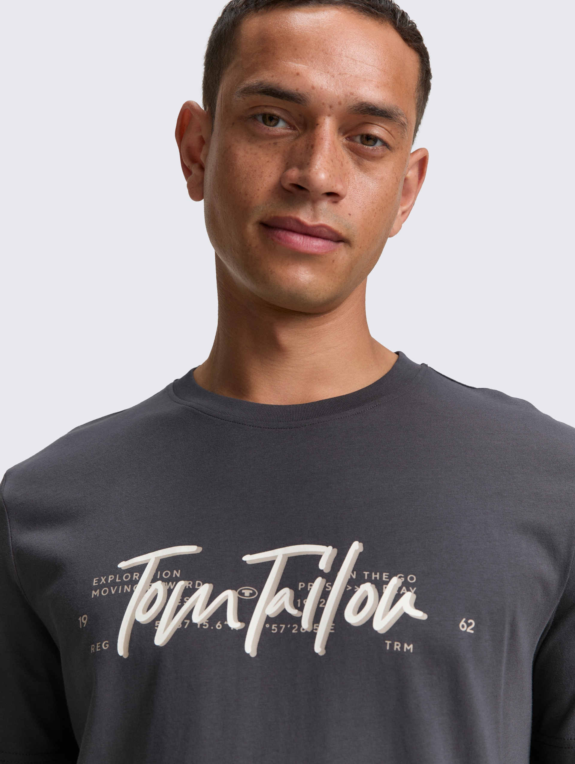 T-Shirt mit Logo-Print - Tarmac Grey - Detail-Model-Ansicht