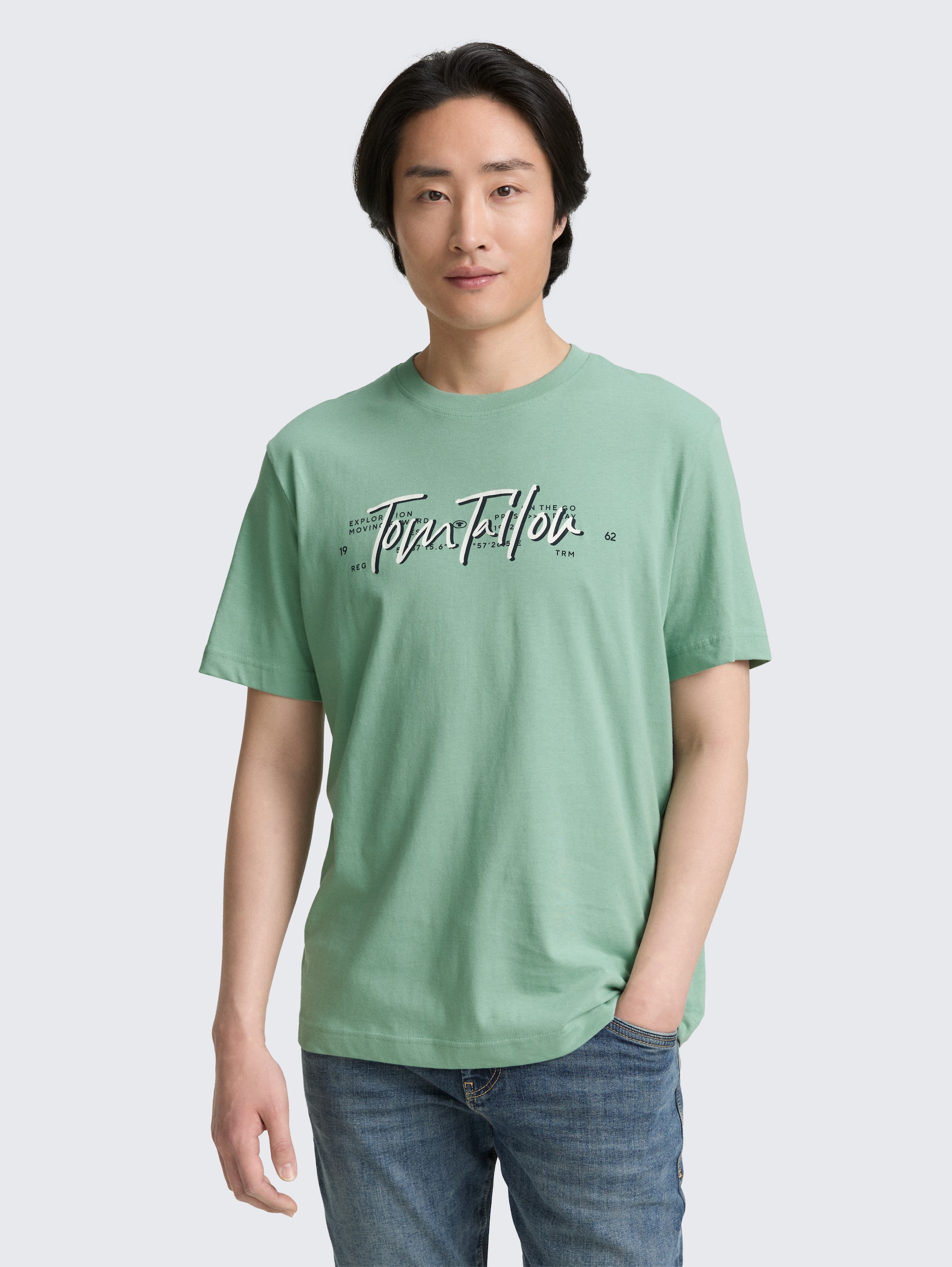 T-Shirt mit Logo-Print - dust green - Ausschnitt Model-Vorderansicht