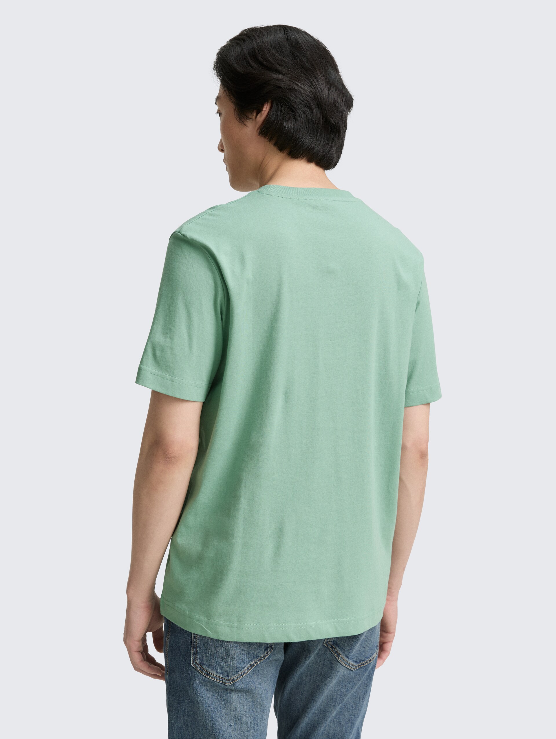 T-Shirt mit Logo-Print - dust green - Auschnitt Model-Rückansicht