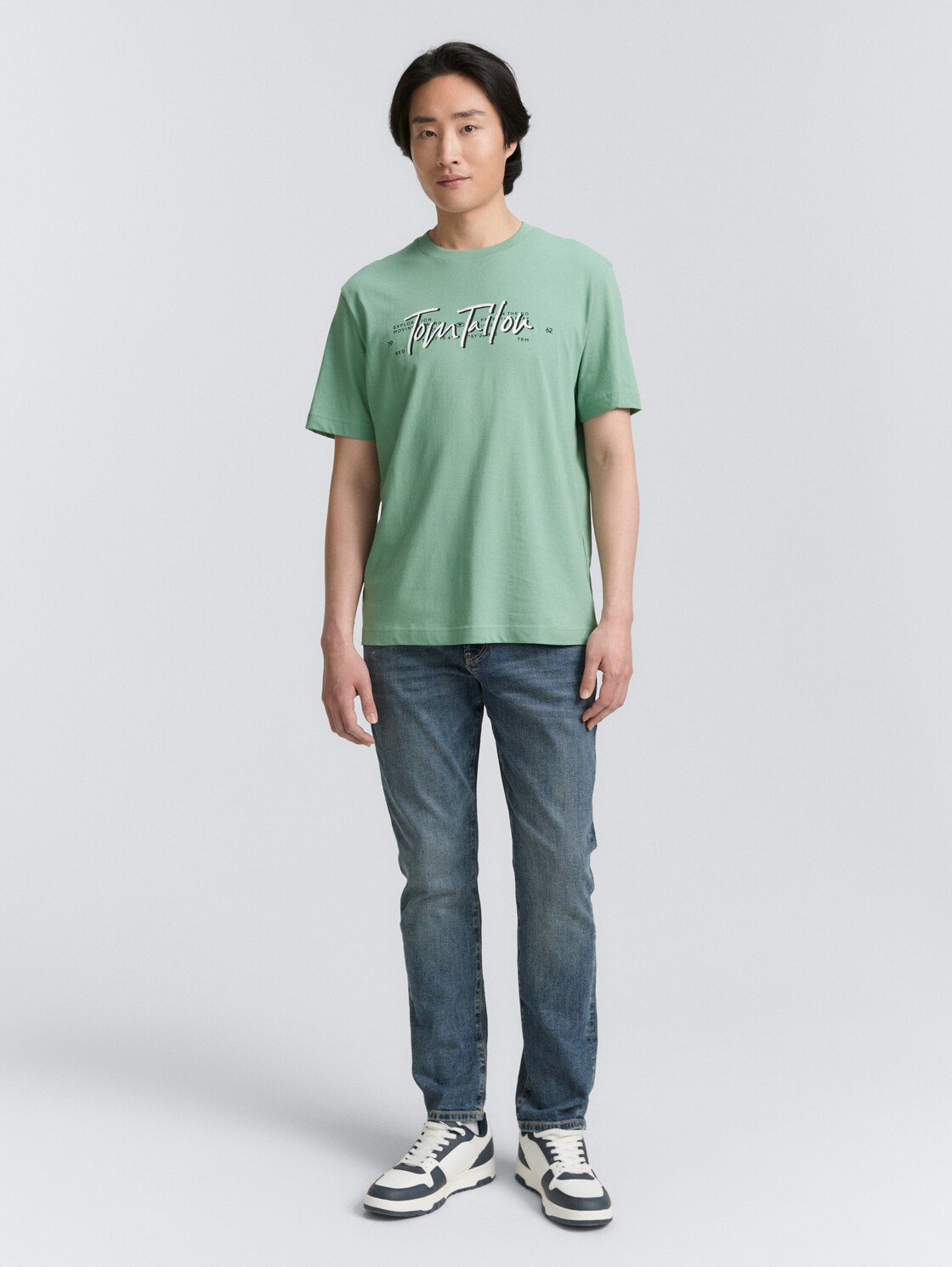 T-Shirt mit Logo-Print - dust green - Model-Vorderansicht