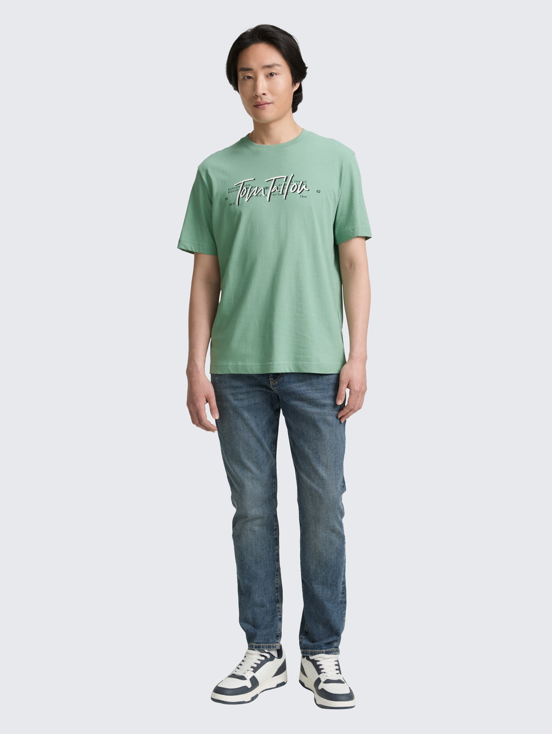 T-Shirt mit Logo-Print - dust green - Model-Vorderansicht