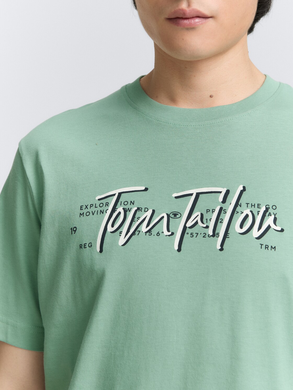 T-Shirt mit Logo-Print - dust green - Detail-Model-Ansicht