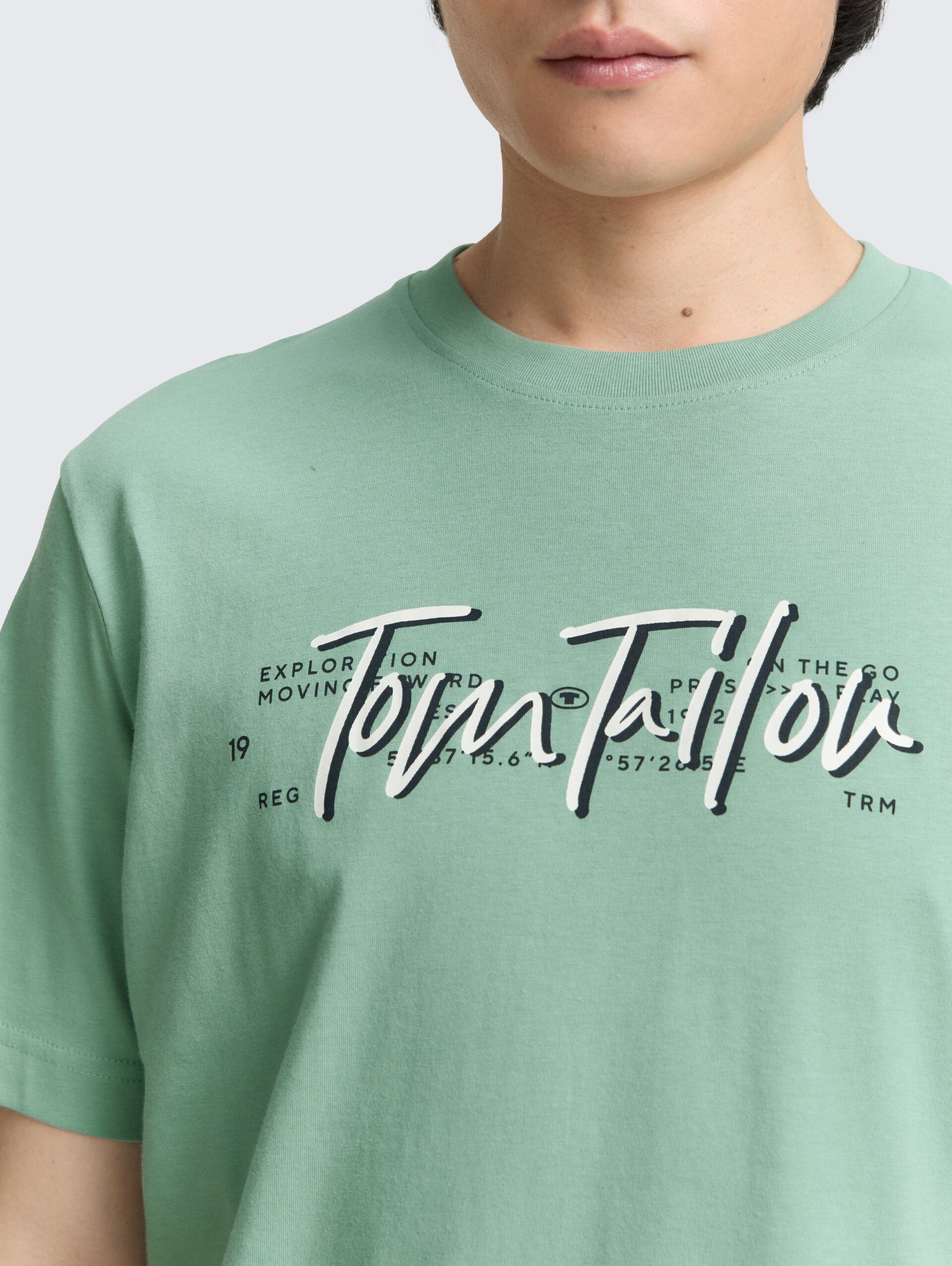 T-Shirt mit Logo-Print - dust green - Detail-Model-Ansicht