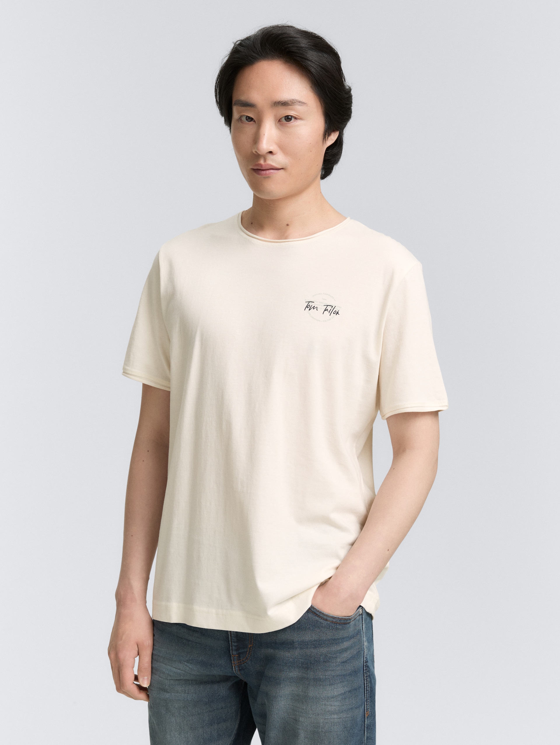 T-Shirt mit Print - Gardenia White - Ausschnitt Model-Vorderansicht