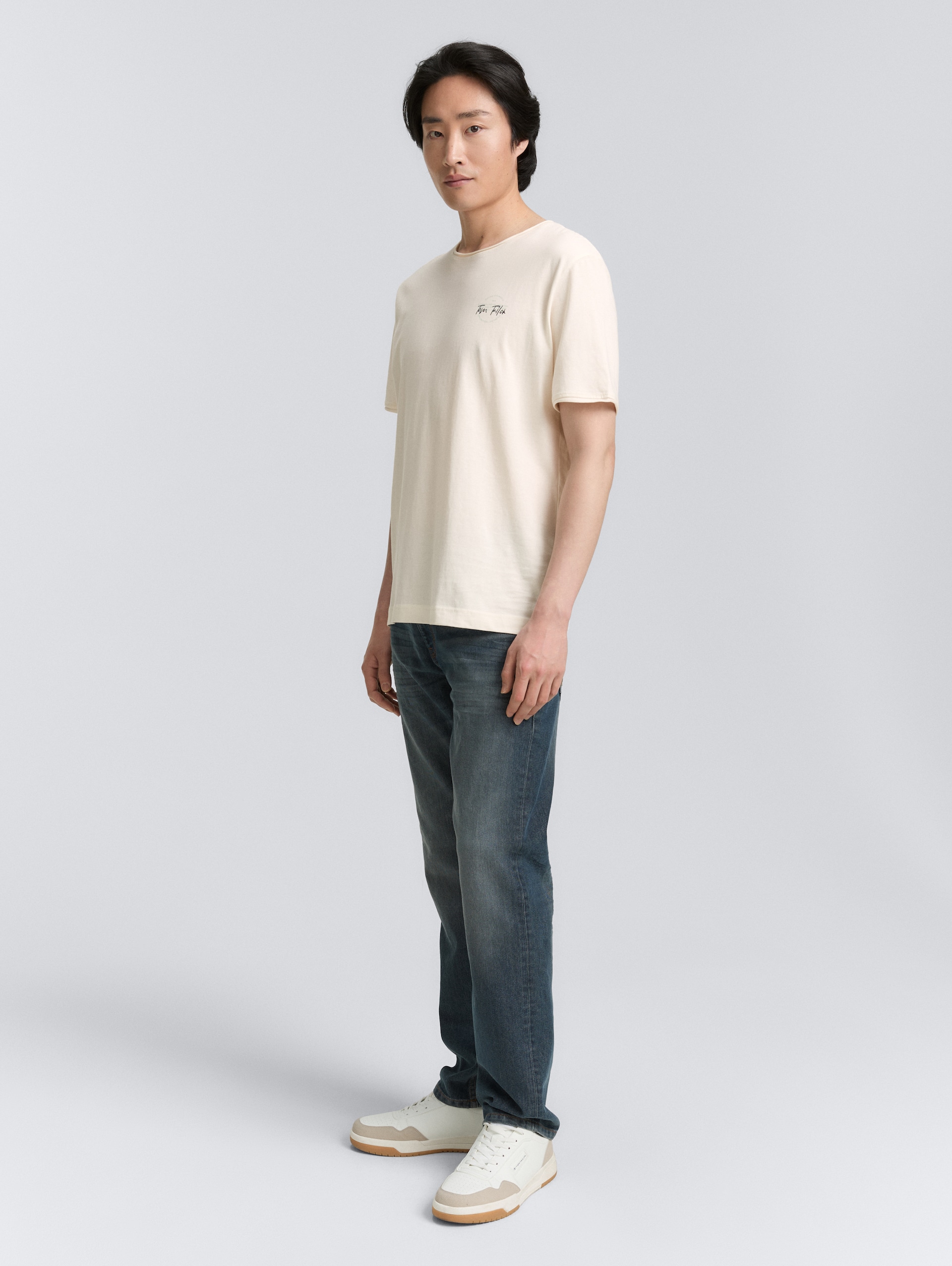 T-Shirt mit Print - Gardenia White - Model-Vorderansicht