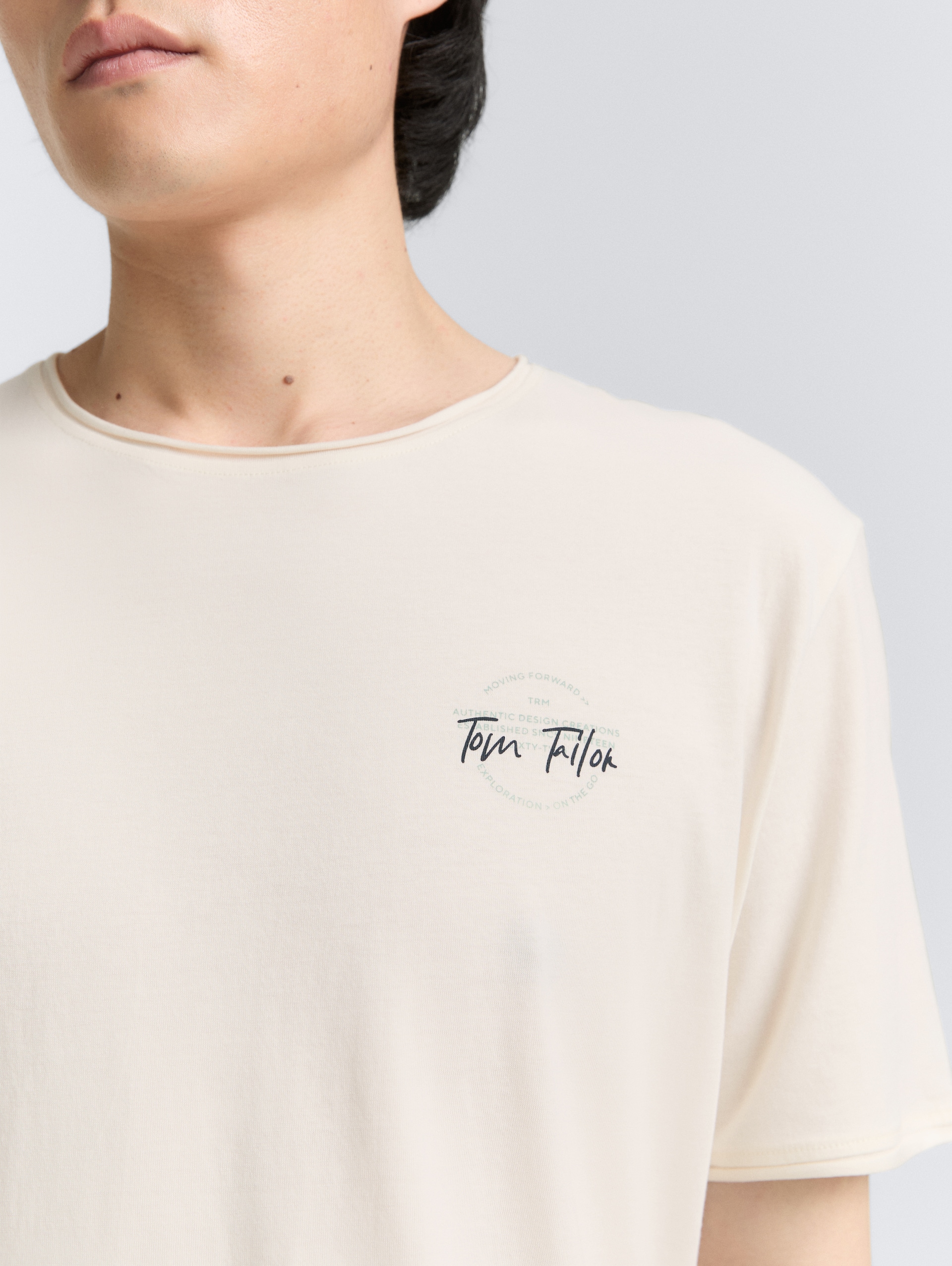 T-Shirt mit Print - Gardenia White - Detail-Model-Ansicht