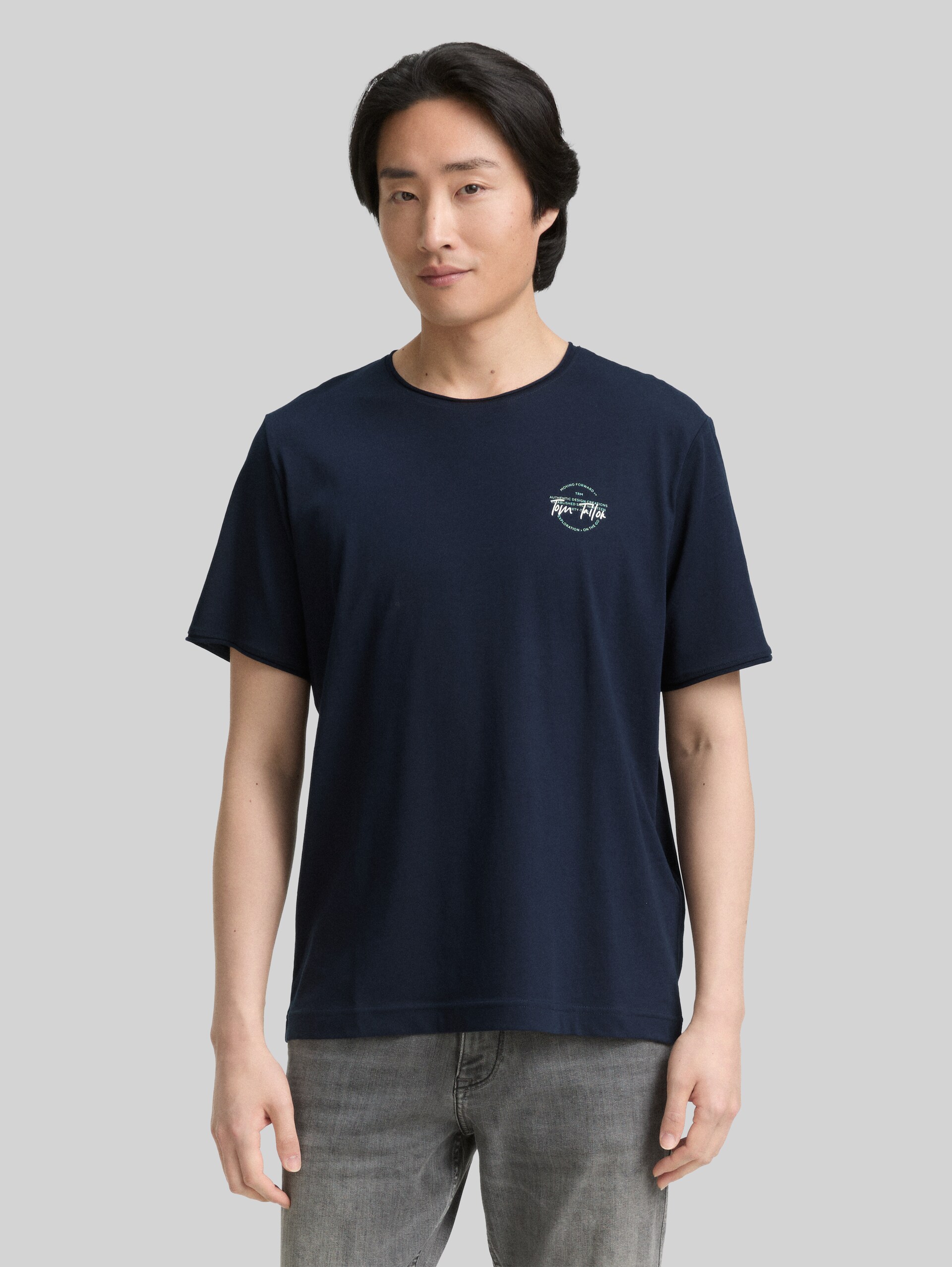 T-shirt with print - sky captain blue - Neckline model front view