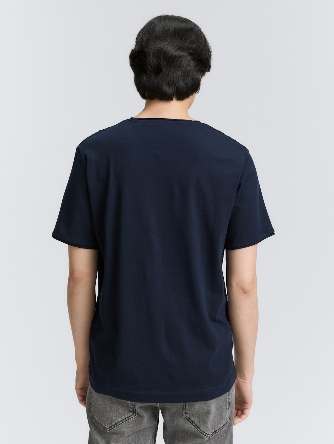 T-Shirt mit Print - sky captain blue - Auschnitt Model-Rückansicht