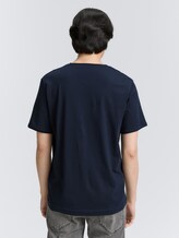 T-Shirt mit Print - sky captain blue - Auschnitt Model-Rückansicht