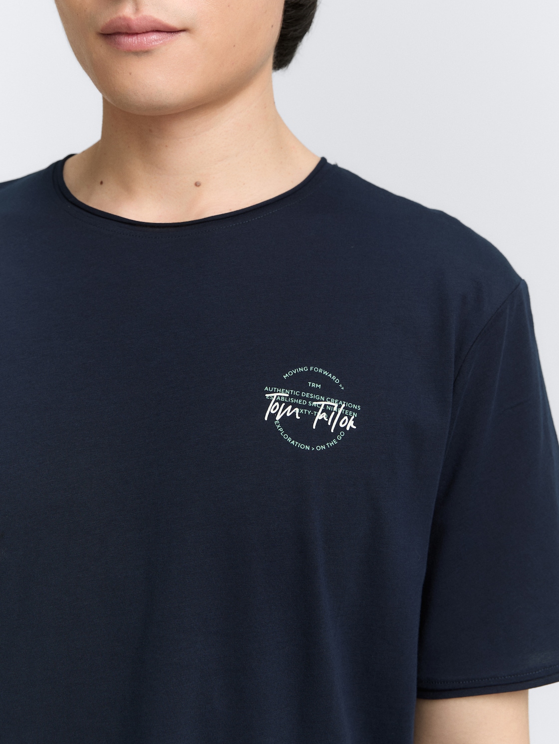 T-Shirt mit Print - sky captain blue - Detail-Model-Ansicht