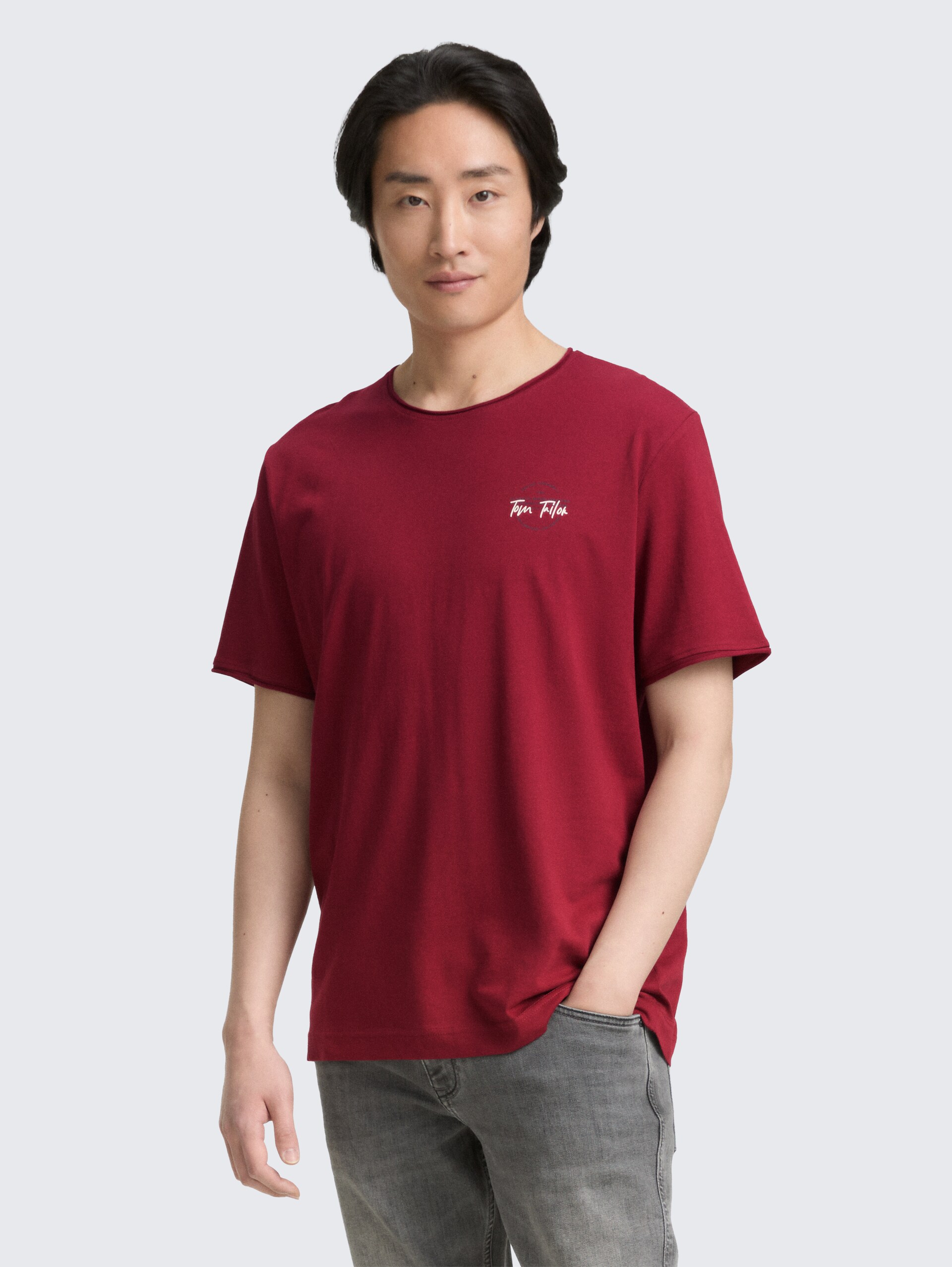 T-Shirt mit Print - Deep Red - Ausschnitt Model-Vorderansicht