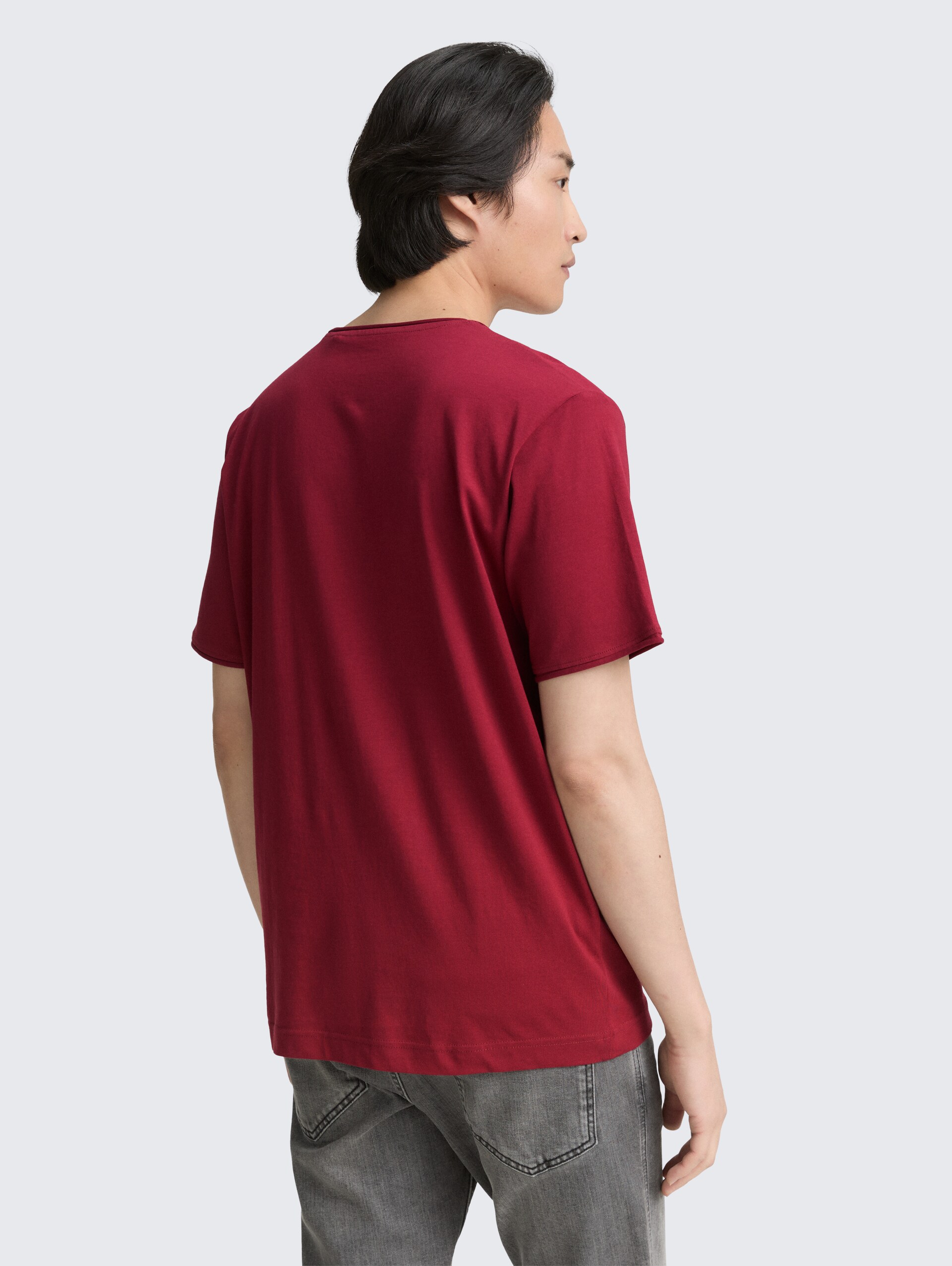 T-Shirt mit Print - Deep Red - Auschnitt Model-Rückansicht