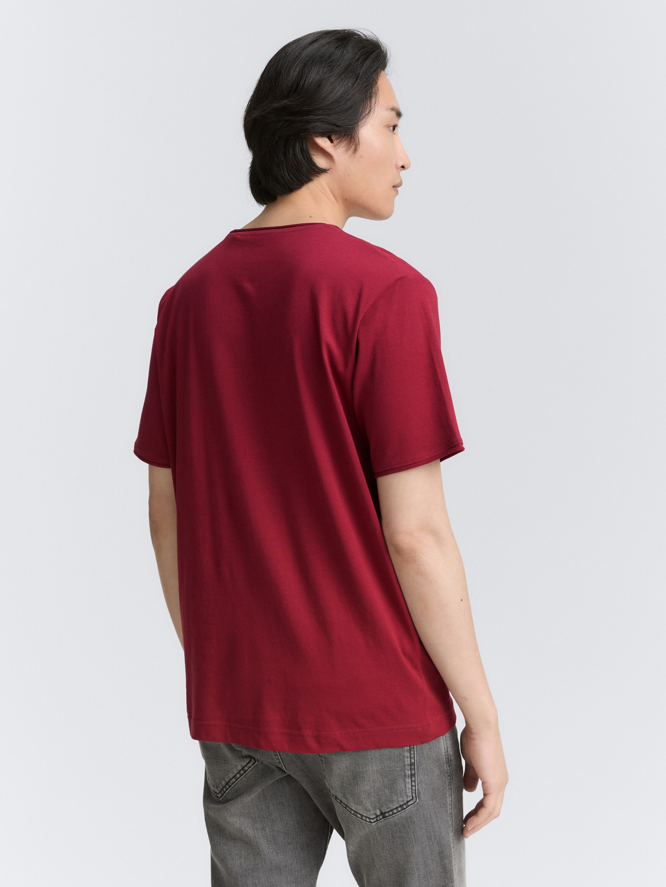 T-Shirt mit Print - Deep Red - Auschnitt Model-Rückansicht