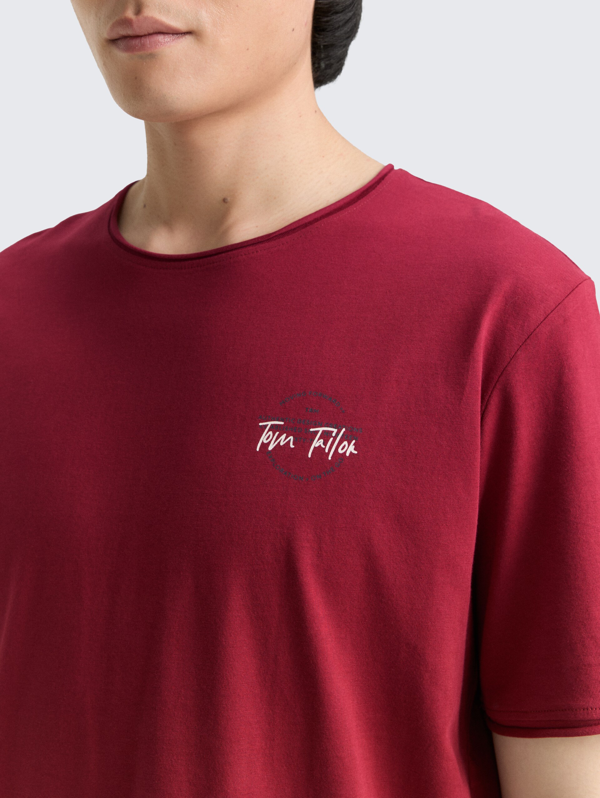 T-Shirt mit Print - Deep Red - Detail-Model-Ansicht