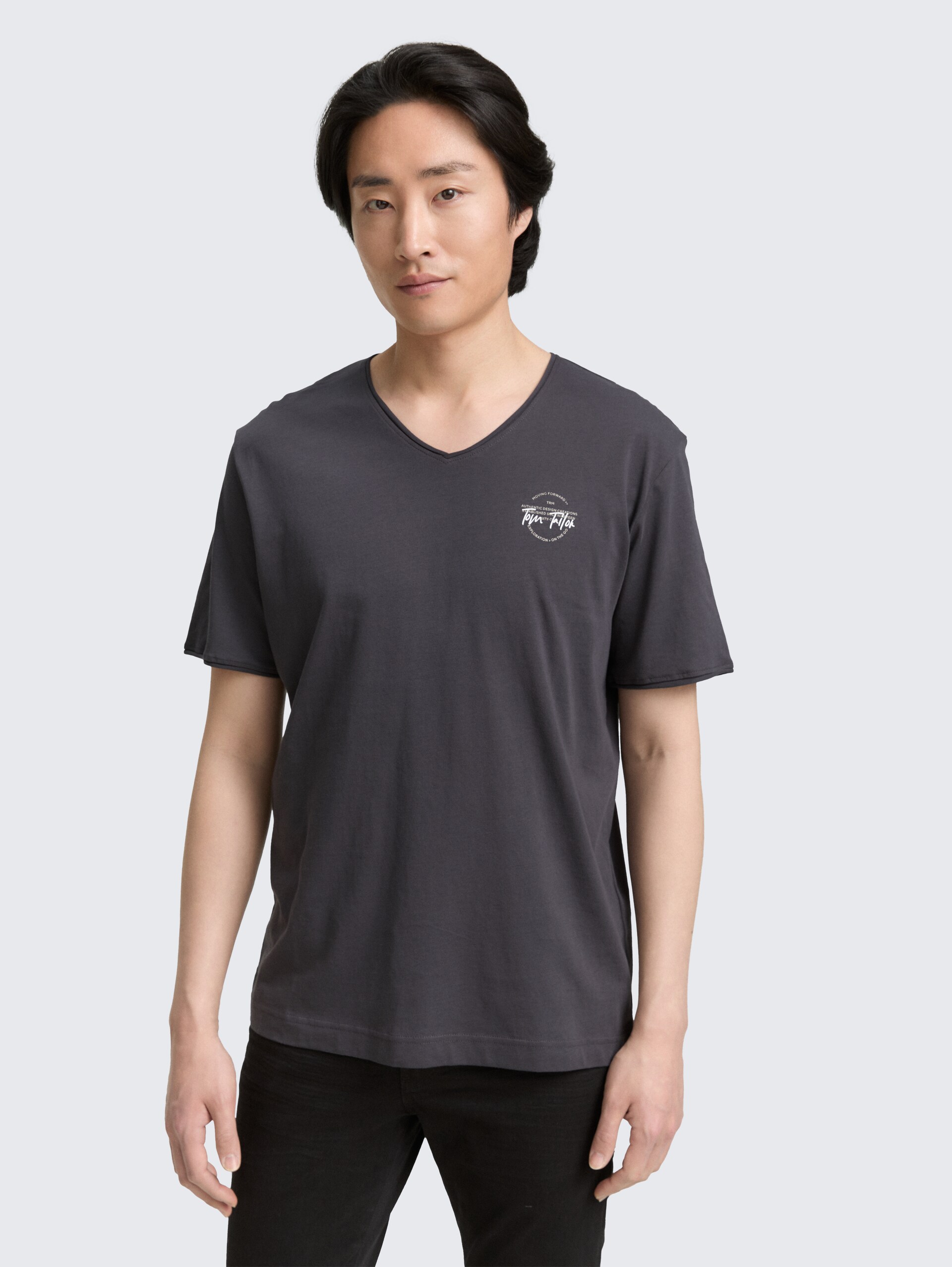 T-Shirt mit V-Ausschnitt - Tarmac Grey - Ausschnitt Model-Vorderansicht