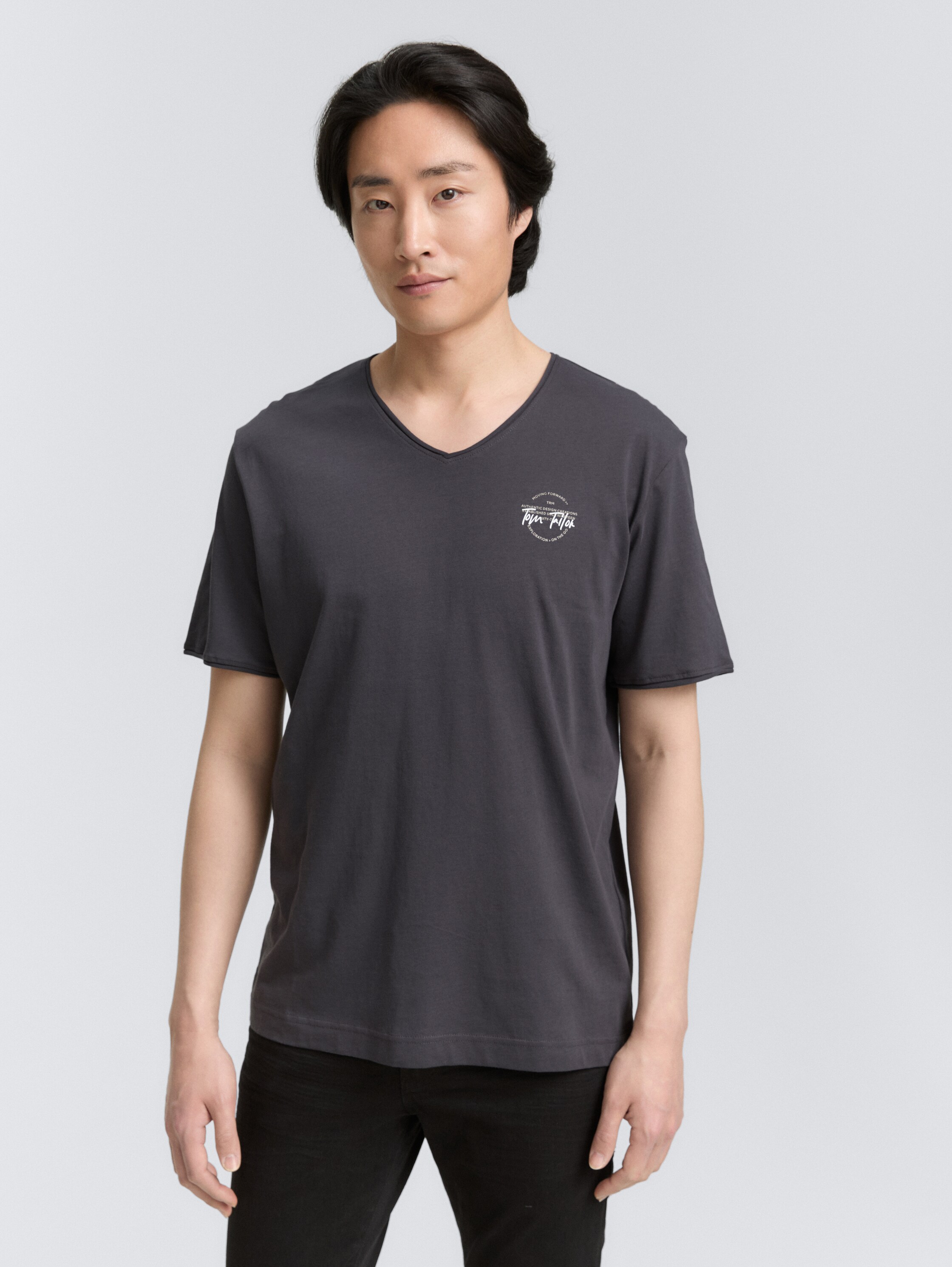 T-Shirt mit V-Ausschnitt - tarmac_grey - 