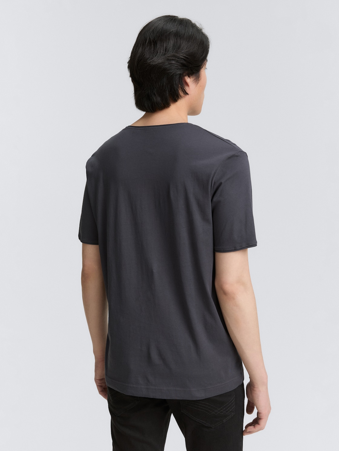 T-Shirt mit V-Ausschnitt - Tarmac Grey - Auschnitt Model-Rückansicht
