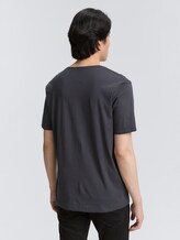 T-shirt à col en V - Tarmac Grey - Découpe Vue arrière du modèle
