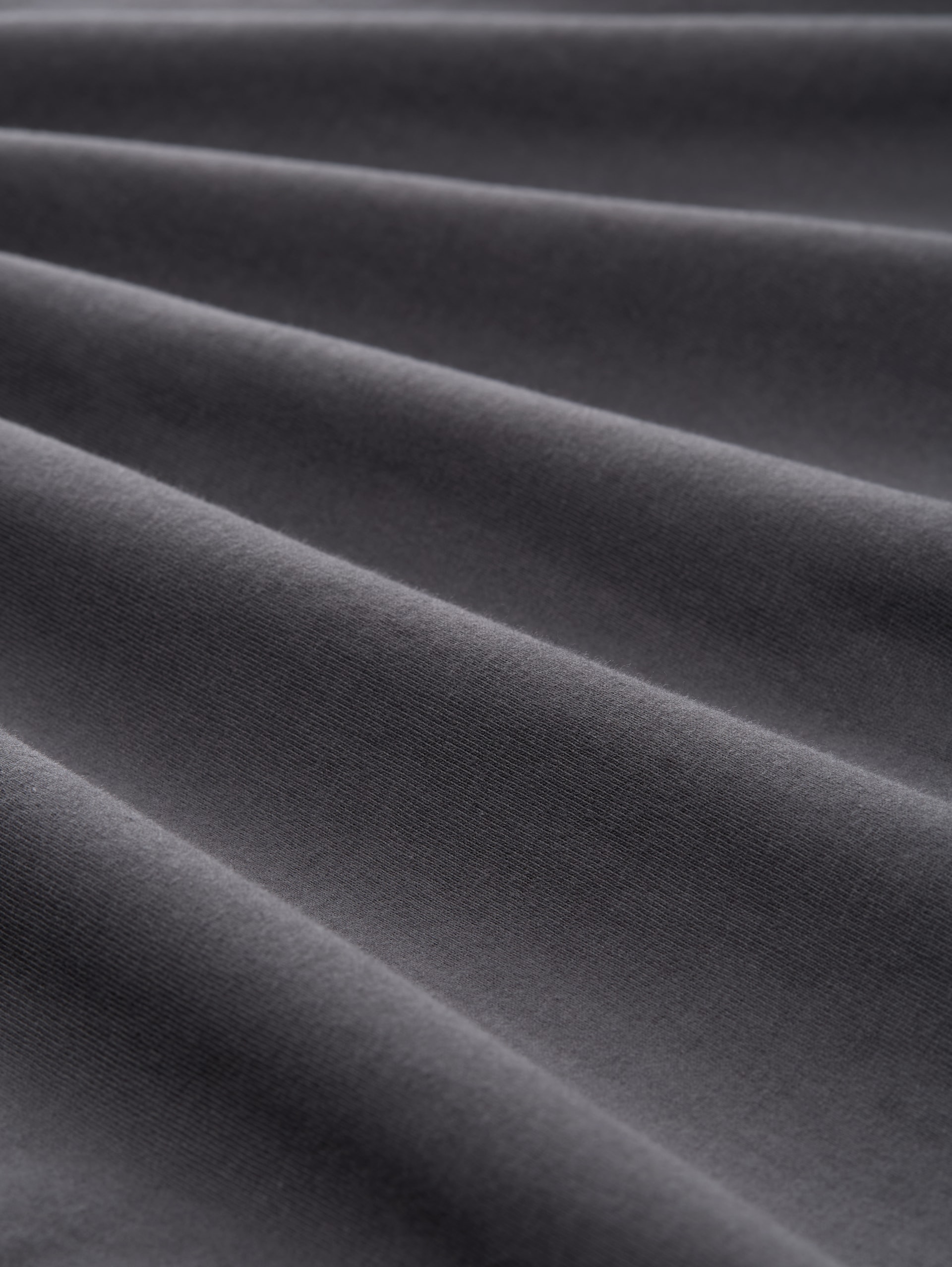 T-Shirt mit V-Ausschnitt - Tarmac Grey - Material-Ansicht
