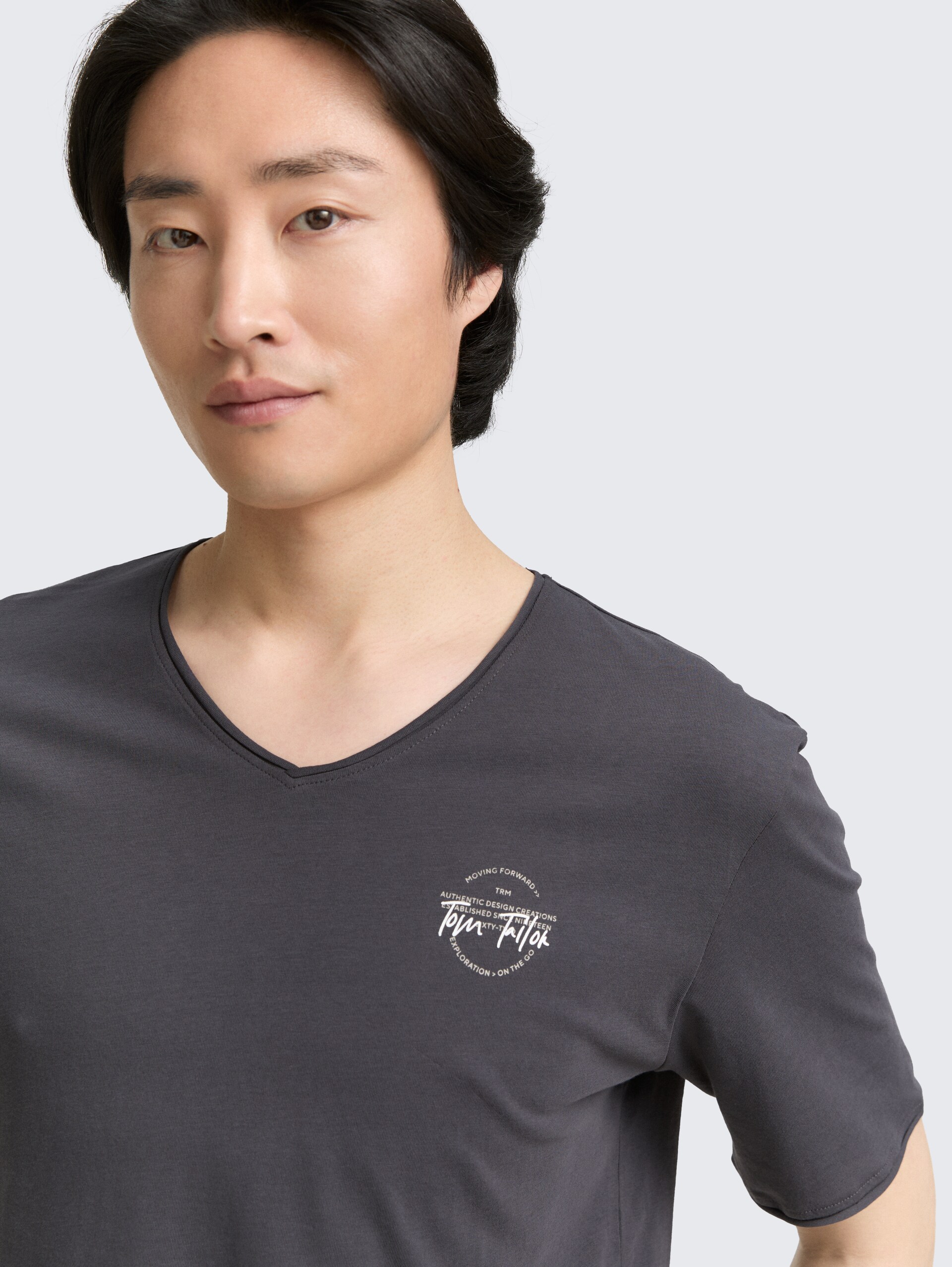 T-Shirt mit V-Ausschnitt - Tarmac Grey - Detail-Model-Ansicht