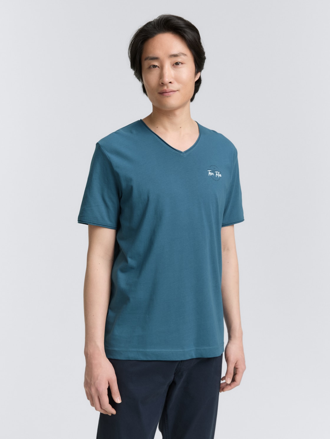 T-Shirt mit V-Ausschnitt - real teal blue - Ausschnitt Model-Vorderansicht