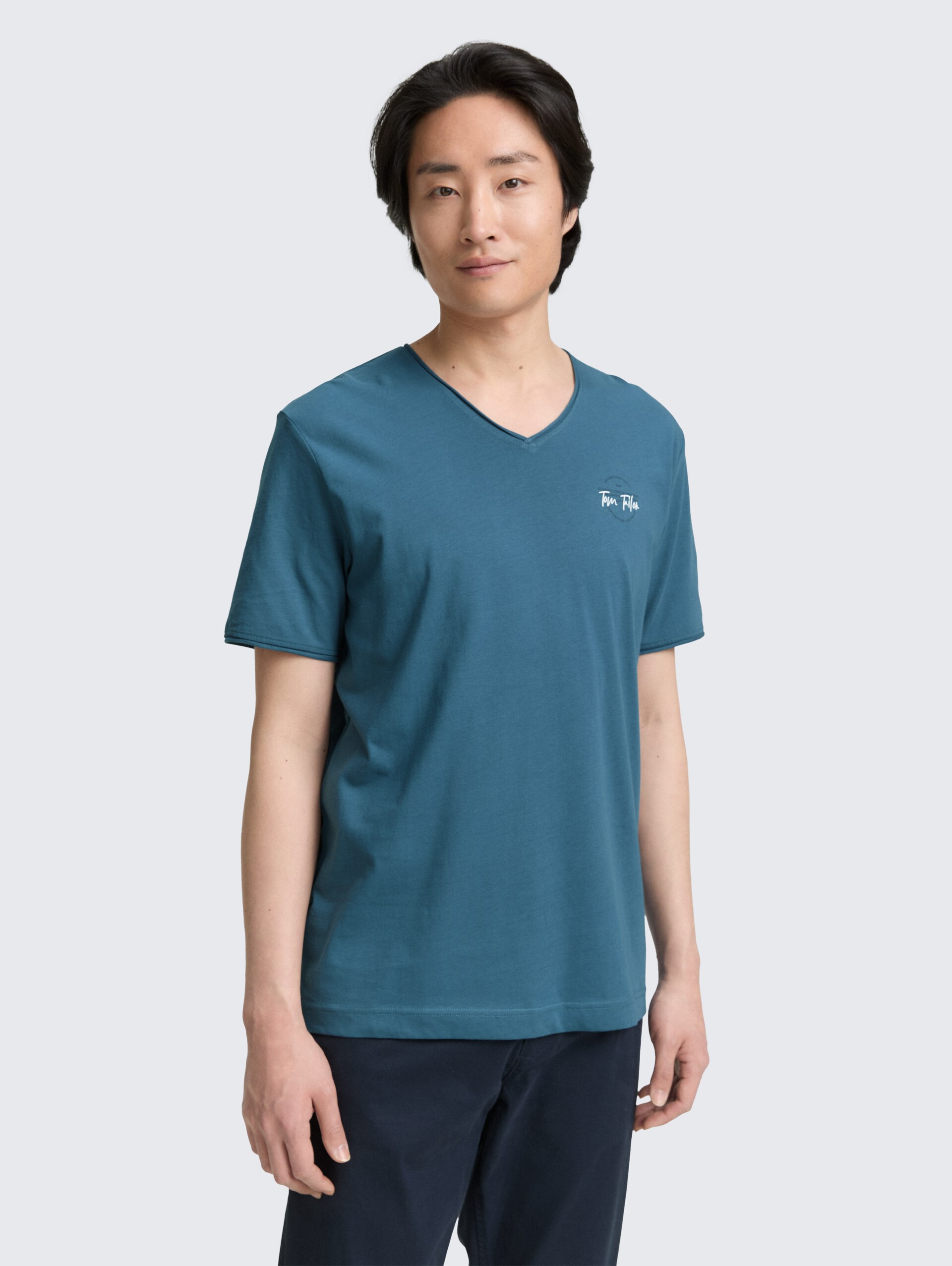 T-Shirt mit V-Ausschnitt - real teal blue - Ausschnitt Model-Vorderansicht
