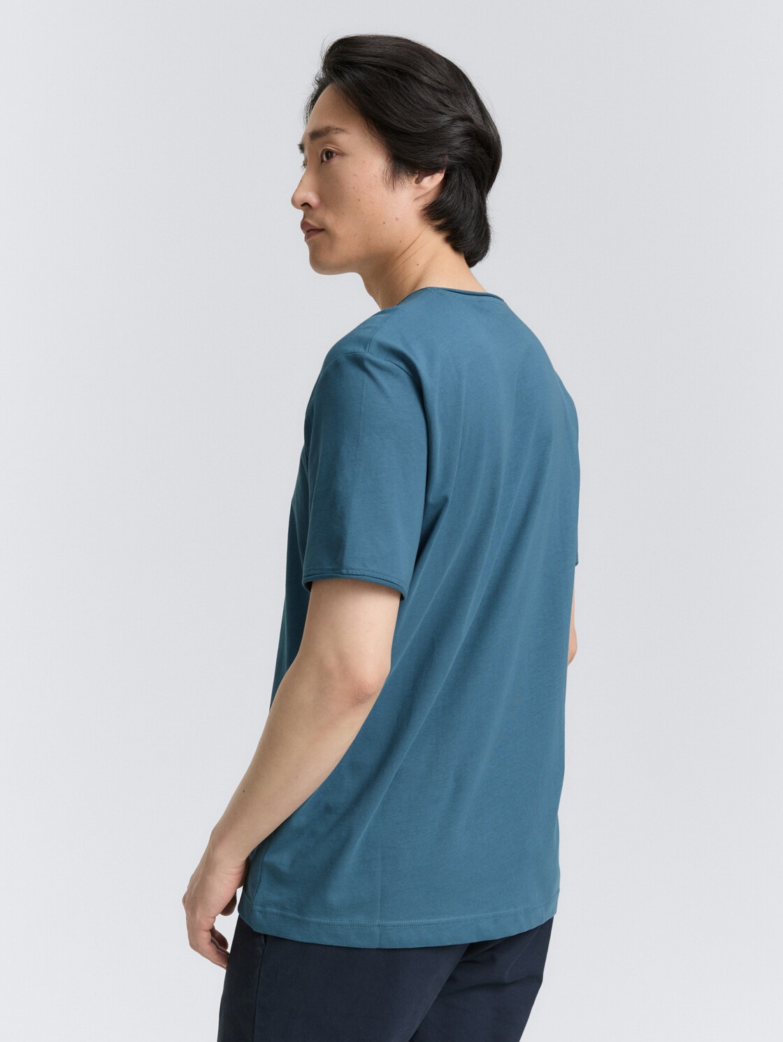 T-Shirt mit V-Ausschnitt - real teal blue - Auschnitt Model-Rückansicht