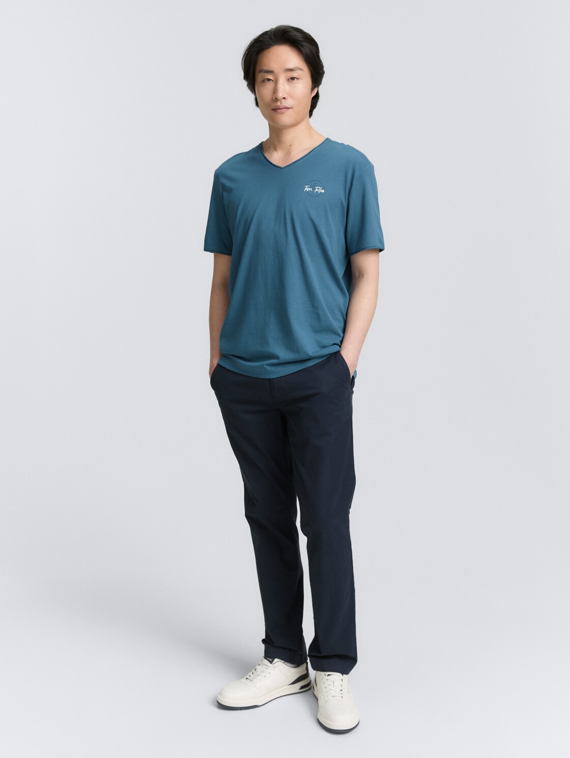 T-Shirt mit V-Ausschnitt - real teal blue - Model-Vorderansicht