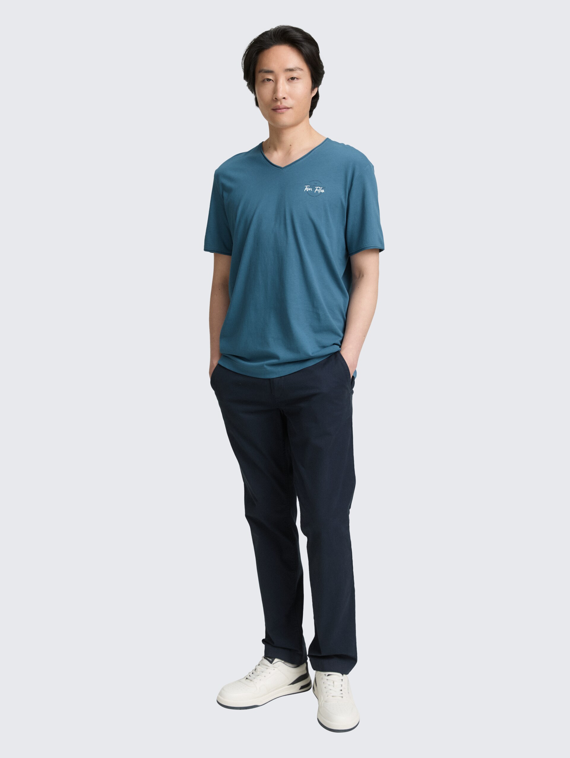 T-Shirt mit V-Ausschnitt - real teal blue - Model-Vorderansicht