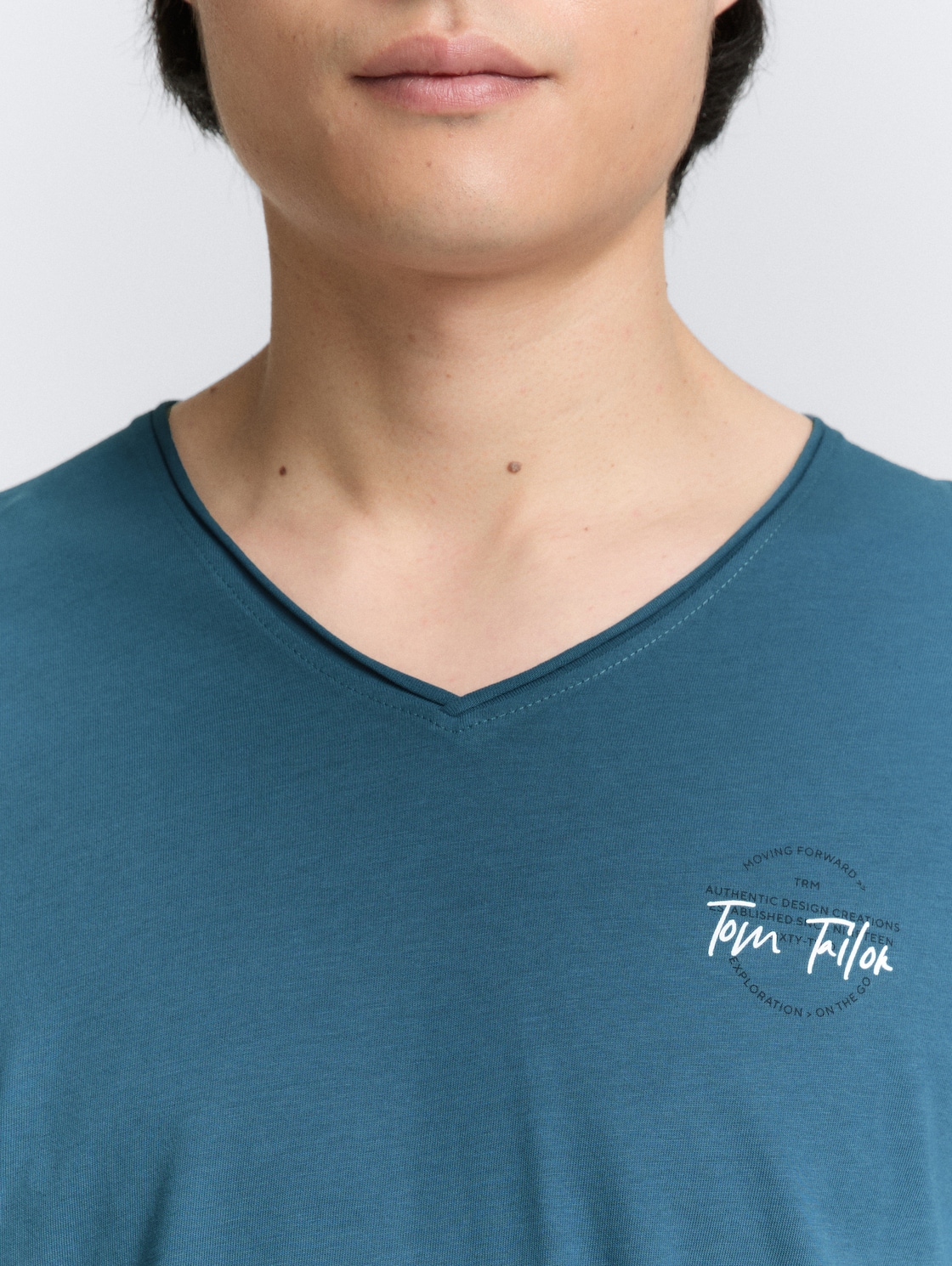 T-Shirt mit V-Ausschnitt - real teal blue - Detail-Model-Ansicht