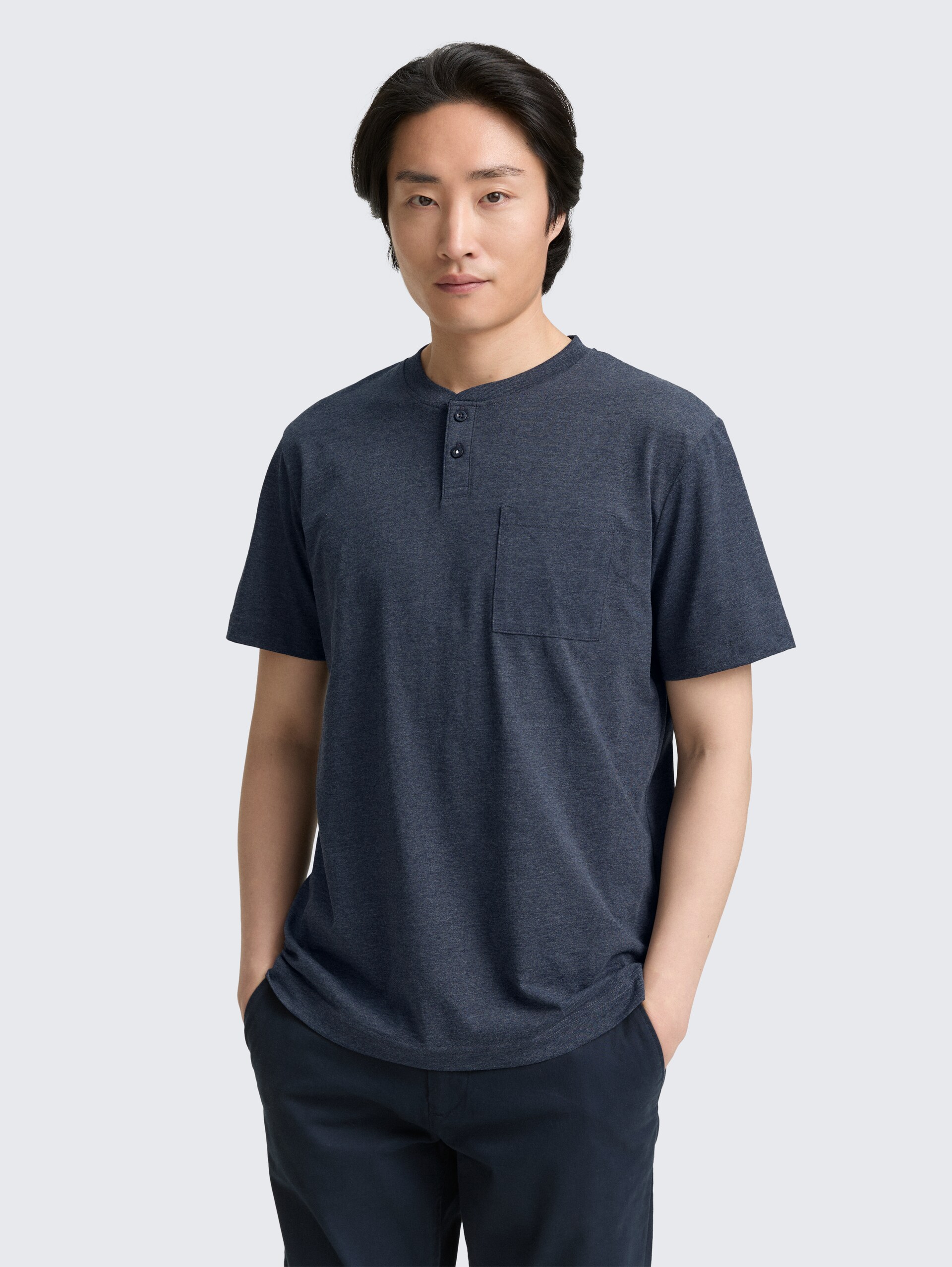 Henley T-Shirt mit Brusttasche - sky captain blue white melange - Ausschnitt Model-Vorderansicht