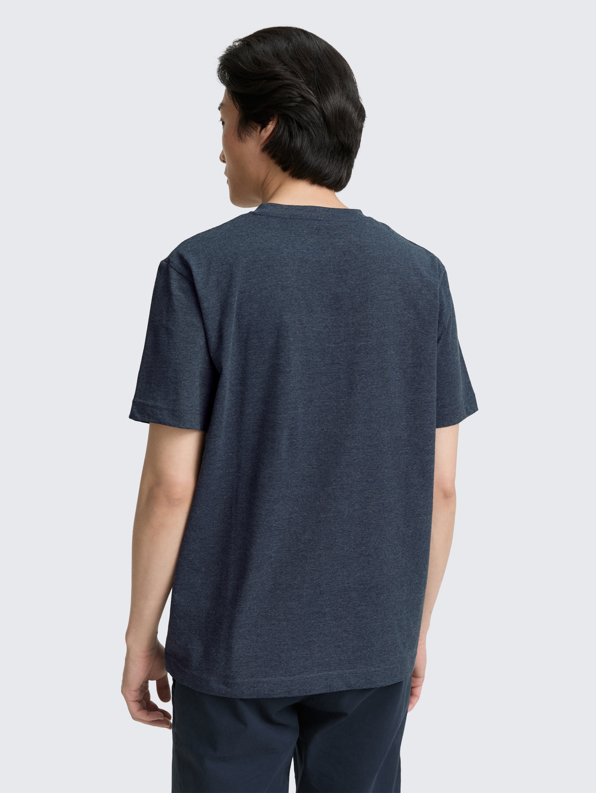 Henley T-Shirt mit Brusttasche - sky captain blue white melange - Auschnitt Model-Rückansicht