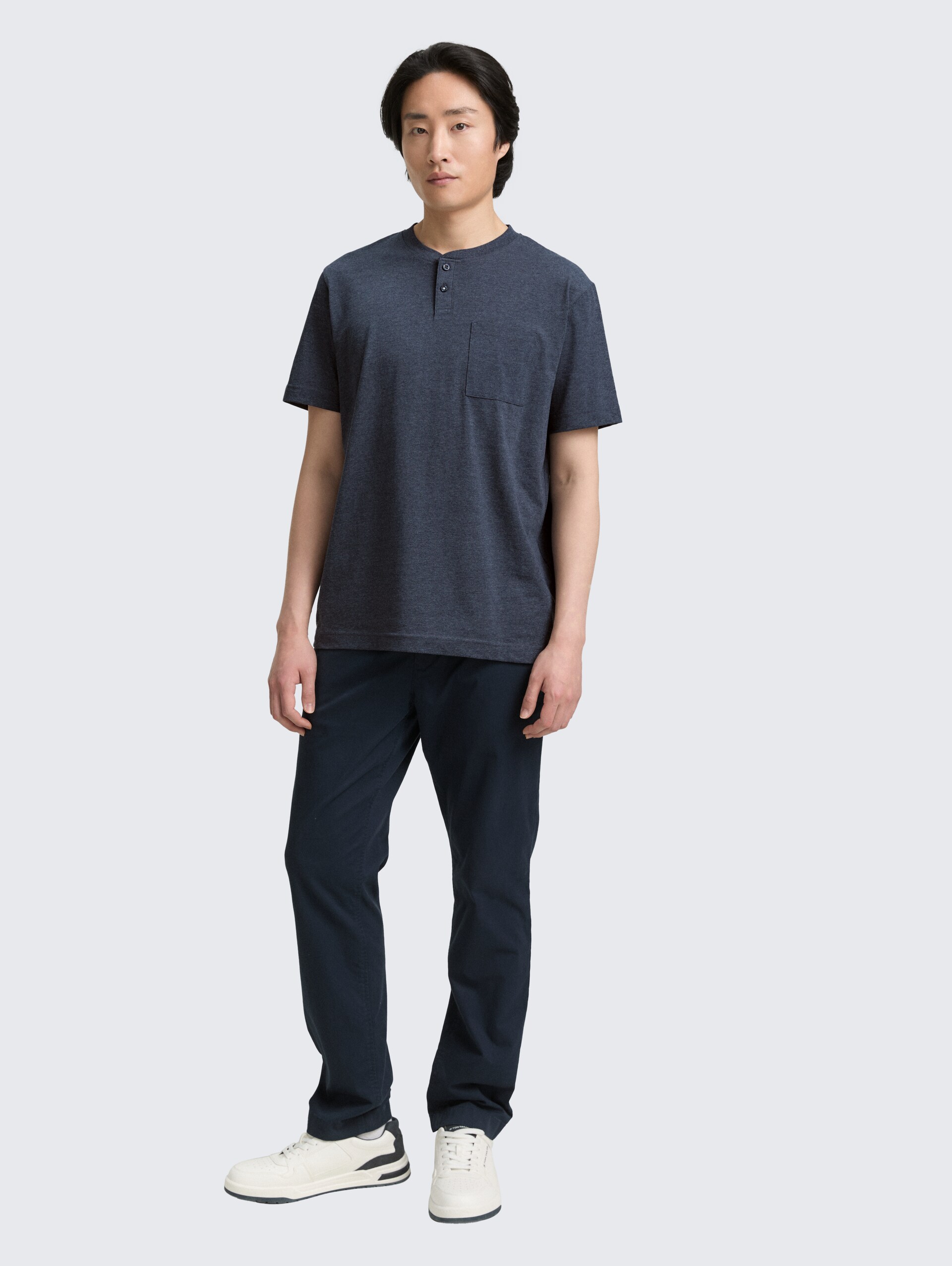 Henley T-Shirt mit Brusttasche - sky captain blue white melange - Model-Vorderansicht